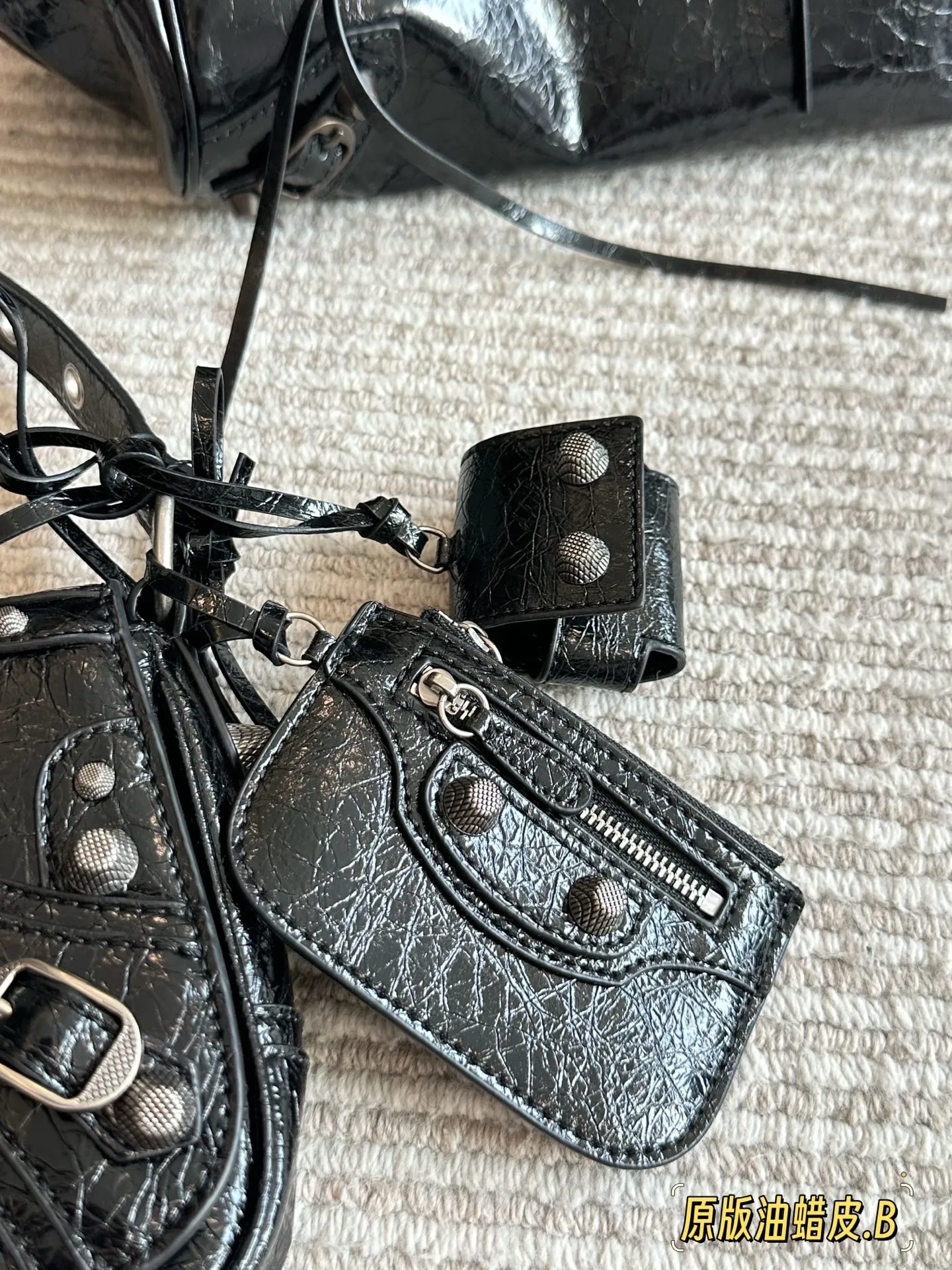 💰250 油蜡皮 配盒 size:24*14cm 巴黎世家Le duffle 致敬经典机车包系列重磅新款 不要泰可爱了吧!! 小小只百搭神器 mini size! 可调节编织肩带附加孔眼 外挂皮革卡包、心型挂镜 🉑️腋下🉑️肩背🉑️斜背