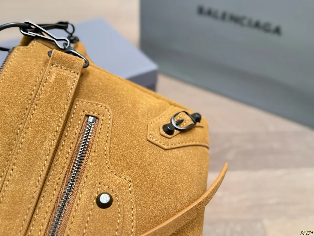 麂皮¥165配盒 Balenciaga 巴黎世家机车包 仙女的背包 完完全全 被迷上啦 仿佛进入仙境般 是每个可爱的小仙女必备 尺寸28 18