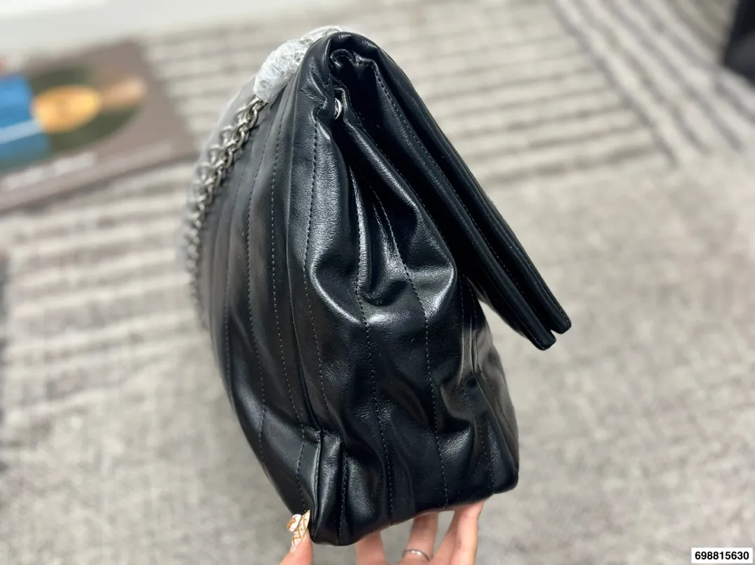 巴黎世家p180 超越妹妹这张脸真是无可挑剔 Litkovskaya外套搭配BALENCIAGA包和墨镜 整体大气时髦48.32