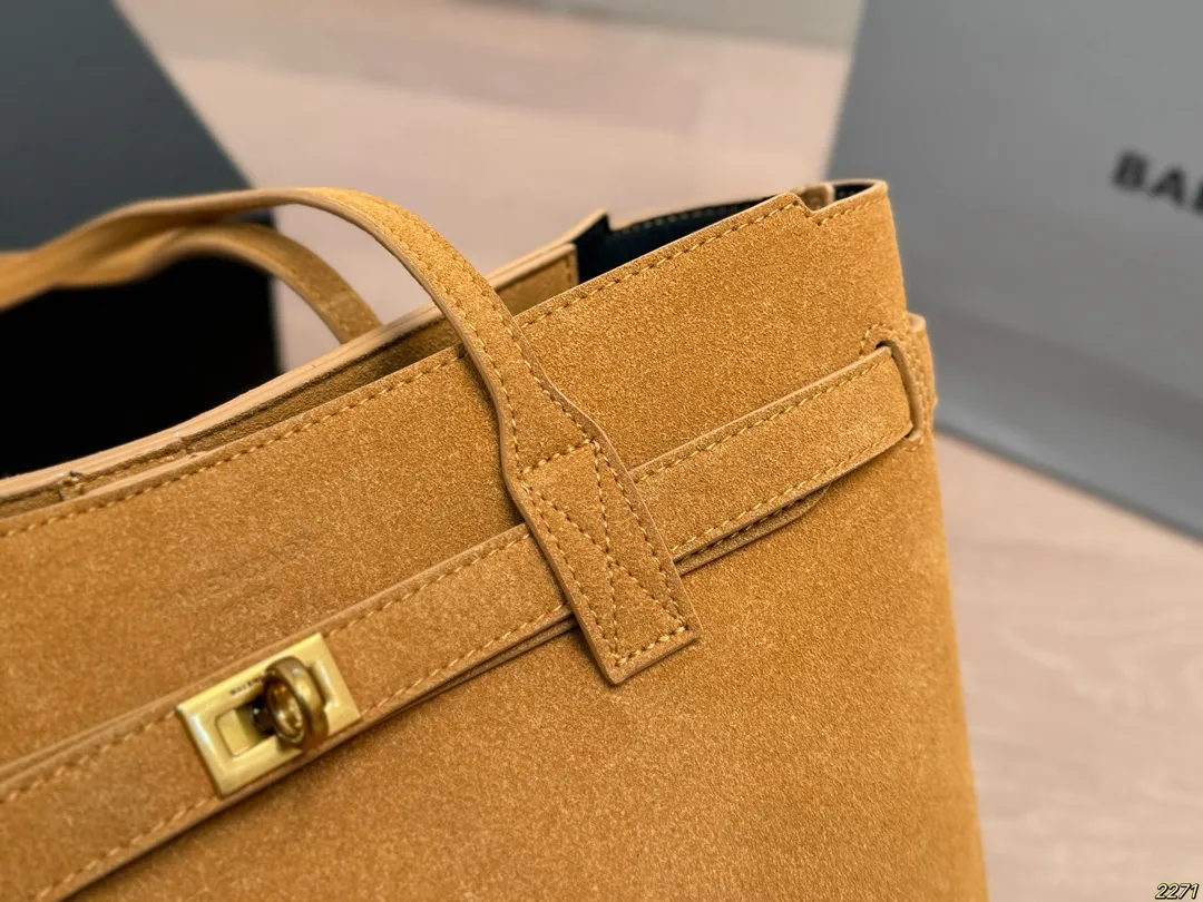 ¥175/¥165配盒 巴黎世家Balenciaga 新款出货啦!秋冬火爆款-日常搭配休闲风妥妥的,绝对吸人眼球不易撞包 。尺寸:33 26/27 20