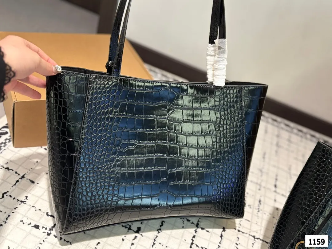 大号P140 小号P135 巴黎世家托特 Balenciaga 2025年新款 Hampton Carry All 手袋 洗练倒梯形结构搭配管状皮革双手柄,简化的包身结构更为轻便 尺寸:大号36 27 小号24 26