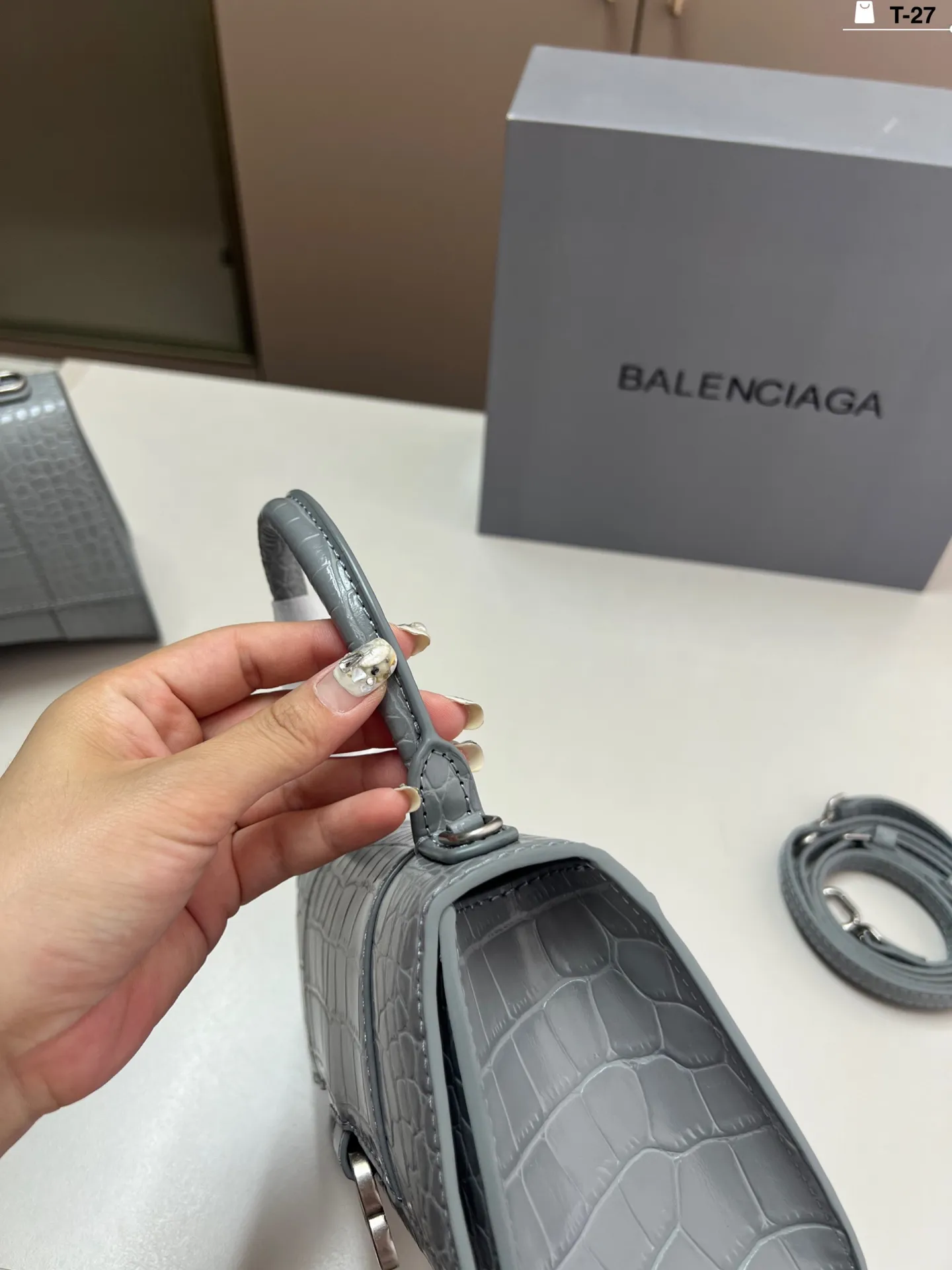 小💰p135 巴黎世家沙漏包(鳄鱼纹) 优雅 时尚 简单又大方 还带给你带来复古潮流的感觉 T-27尺寸19×9/22×10折叠盒