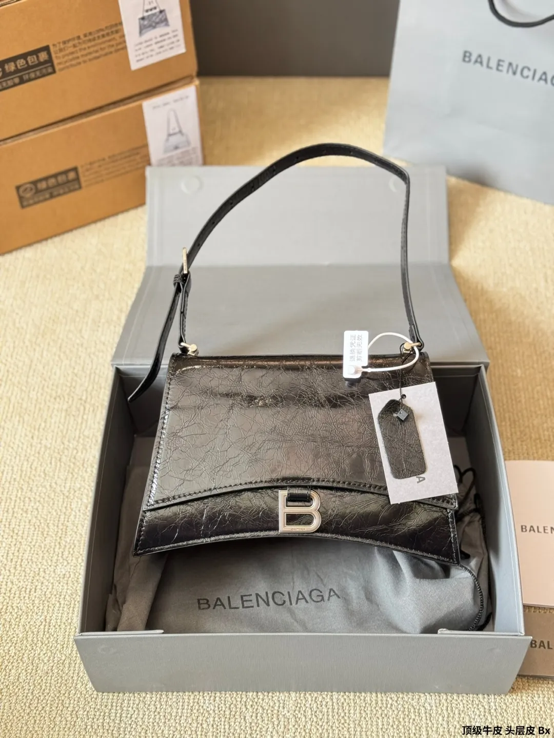 顶级原单 头层皮 p230/p210 Balenciaga 秋季新款 Crush 包款強勢登場!独特的标志 性弧线形状造型底部设置一个圆润光滑的拱形弧线,以解构手法重释经典 OR柔韧的造型易于折叠和展开,拱形包底与尖角边缘设计,包型搭配层次分明的内部空问。压光牛皮与柔软羊皮革内里,手袋肌理与设计亮点 均彰显出其绝佳的触感。改为可调节肩带设计,细节满满° 取消链条改为肩带更加偏向中性风,男生也可以 完美驾驭啦! 尺寸:大号30 20cm 小号25 16cm