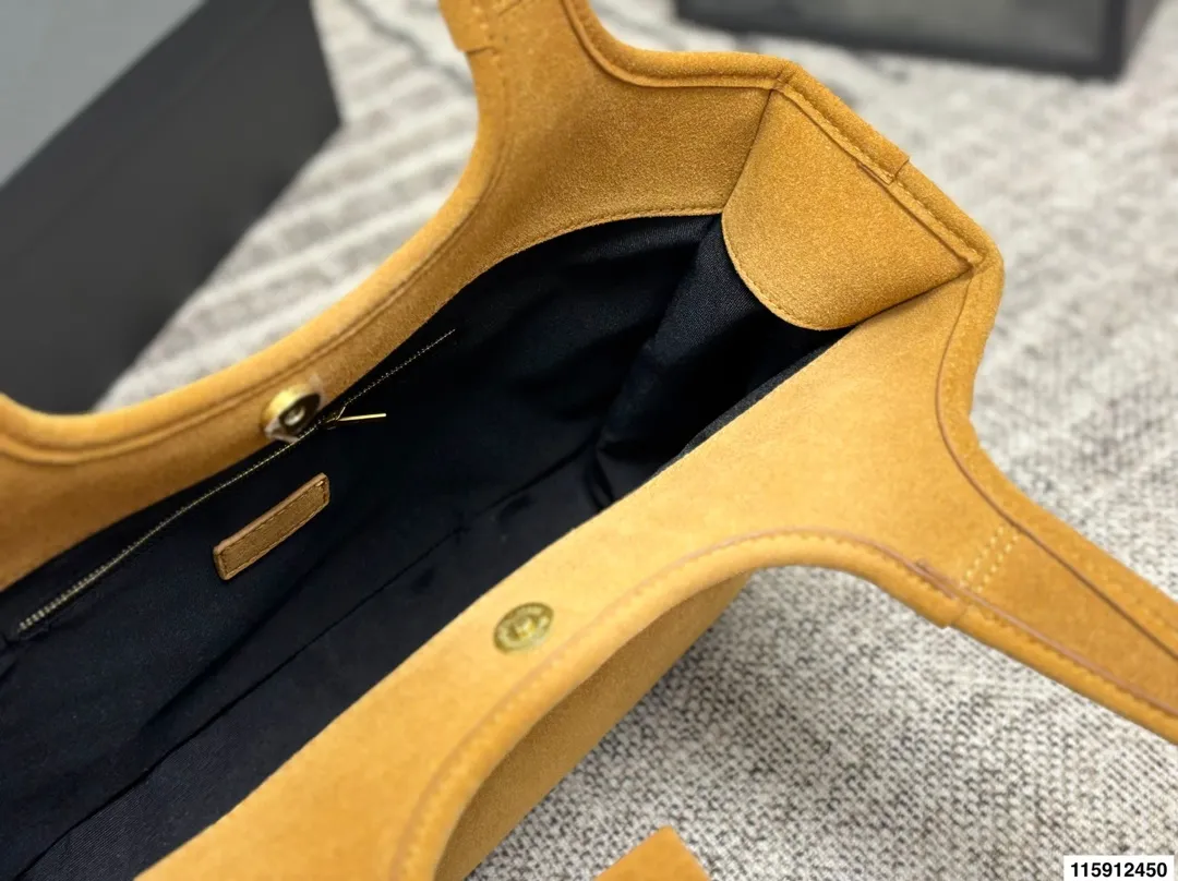 p160 配盒子巴黎世家 Balenciaga 巴黎世家 托特包 这款黑色托特包采用麂皮 表面细腻有质感,设计极简,线条流畅,低调又高级。容量大,通勤或短途出行都很实用,手提肩背都方便。黑色百搭,轻松融入各种穿搭,简约风格爱好者必入!日常通勤、休闲场合都能hold住,实用又提升造型感山 尺寸36 24