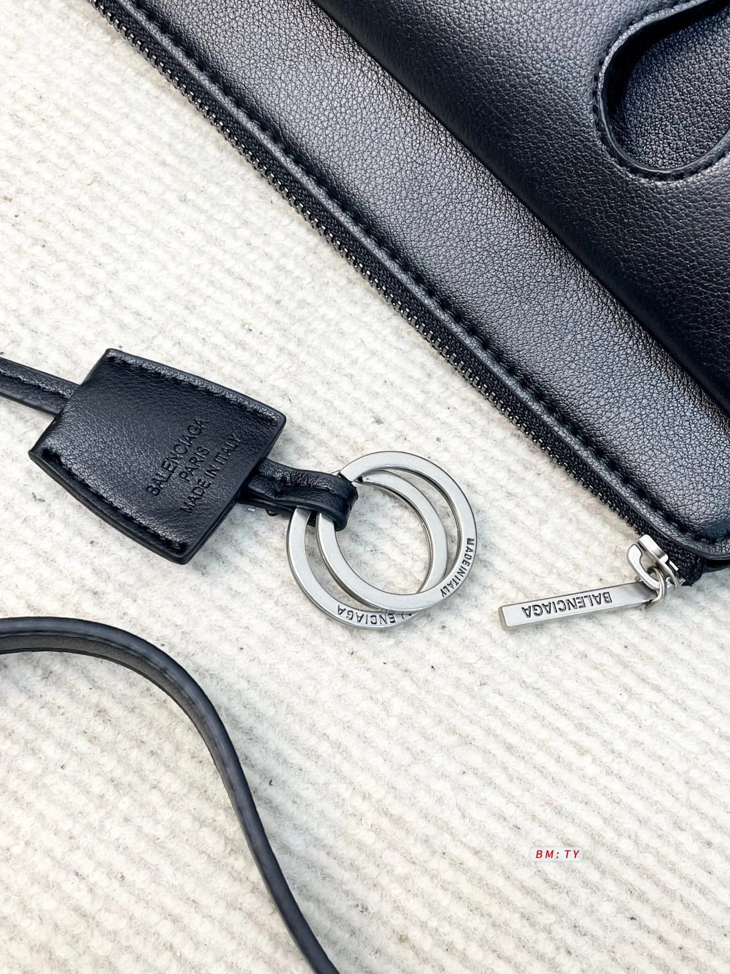 💰165 配折叠礼盒 巴黎世家Bel Air邮差包，质感细腻耐用，配色低调优雅，金属扣件精致有质感。包型经典，线条流畅，尺寸适中，通勤休闲都很适合。肩带可调节，支持单肩、斜挎多种背法，灵活百搭。内部空间合理，日常物品轻松收纳。 尺寸：27*10*18