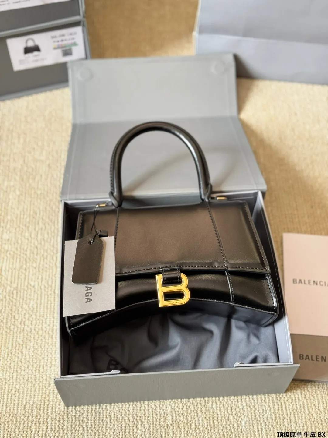 顶级原单 牛皮 p180/p170 【巴黎世家】Balenciaga/巴黎世家 hourglass xs/沙漏包 斜挎手提包 lisa款 最新走秀款购物袋来啦🌈专柜限量上市 娱乐周刊主推款～超正点 原版内里 高端时尚 潮爆全球💫潮范儿们跟上脚步吧 喜欢的抓紧自留啦 超级洋气 尺寸 大号23 14cm 小号20 12cm