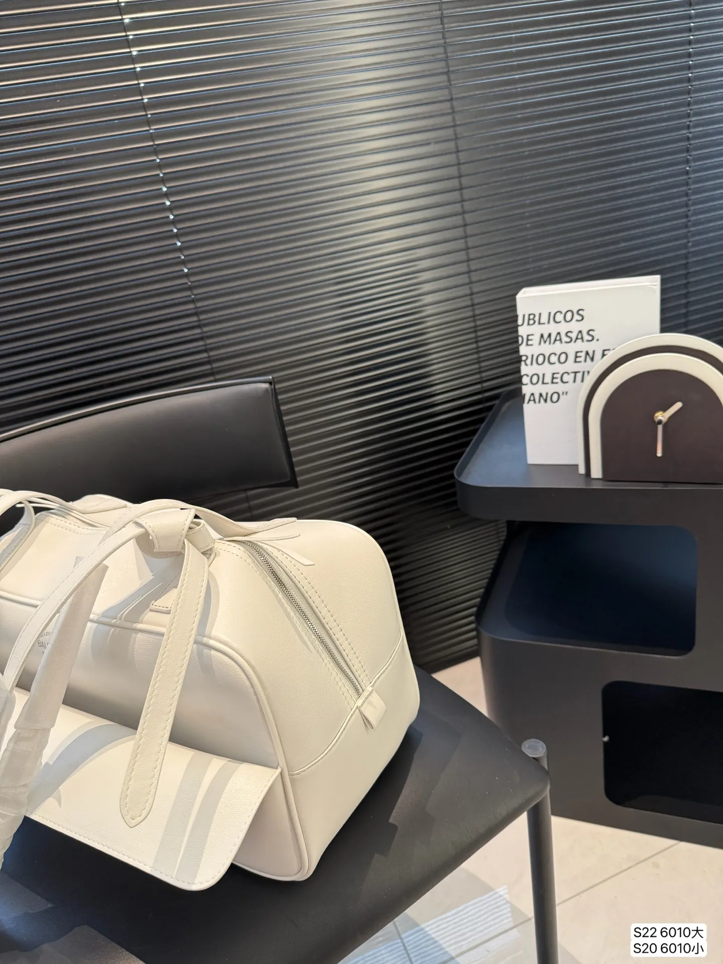 大号P160 小号P150 巴黎世家 腋下包 Carrie 上新:巴黎世家腋下包Carrie~ 新推出的保龄球系列真的鲨疯了!!独特弧形包身上身辨识度直接拉满 双提手设计超贴心上身优雅大方,亦可单肩背随性自在大小两个尺寸满足出行需求 尺寸:大37 20 小32 13 货号6010