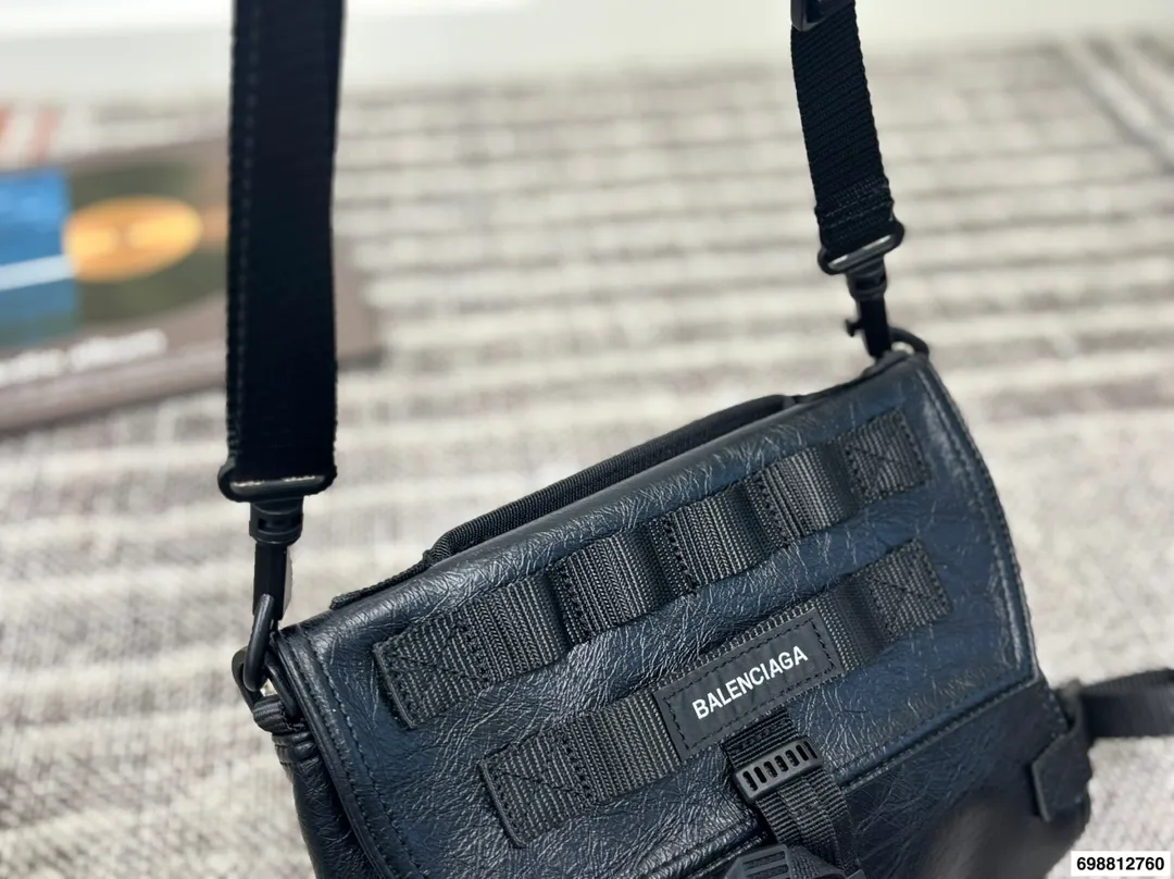 P190 巴黎世家邮差 还有这么机能风的Balenciaga邮差!!!! 实物巨巨巨好看!! 走在潮流第一线的俊男靓女们必须要拥有这只巴黎世家 尺寸:24 19
