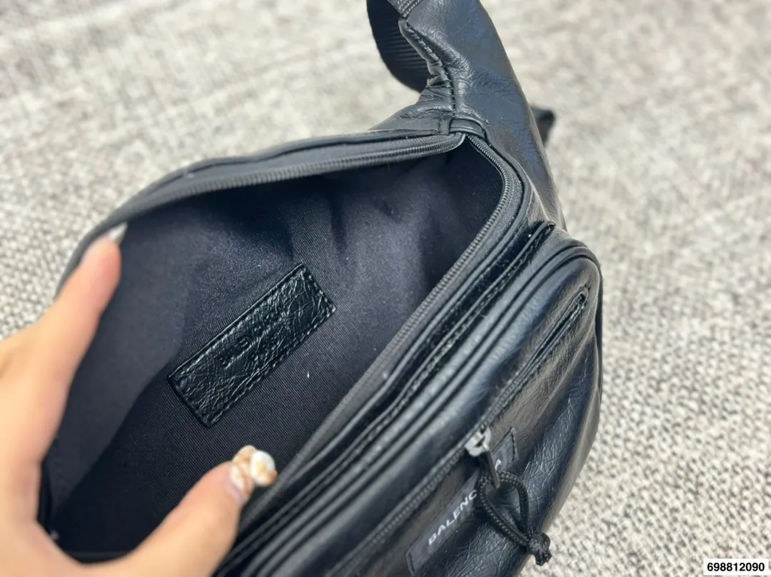 P120 巴黎世家腋下包 又出新单品▲新款 sling bag来啦~ 法棍包型超级实用的一款！ 尺寸29.18