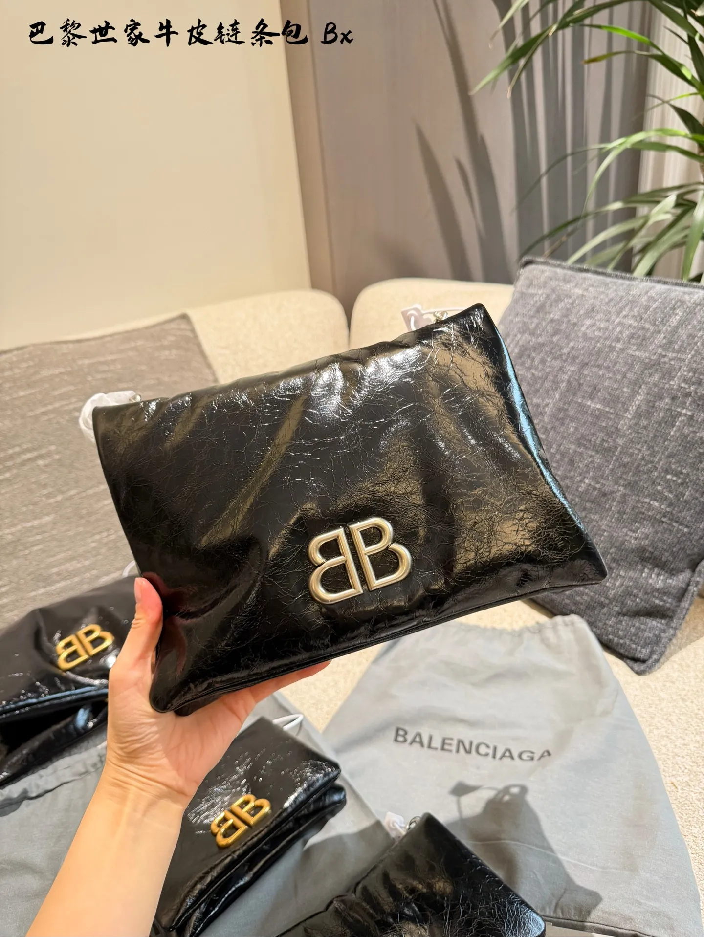 p150p175 巴黎世家新到美丽的小包包 巴黎世家monaco nano手袋 尺寸:长18cm,25cm • 蓬松细纹羊皮革 • Nano手袋 • 链式肩带53.8厘米,把链条绑起来还可以当作手包哦🩵