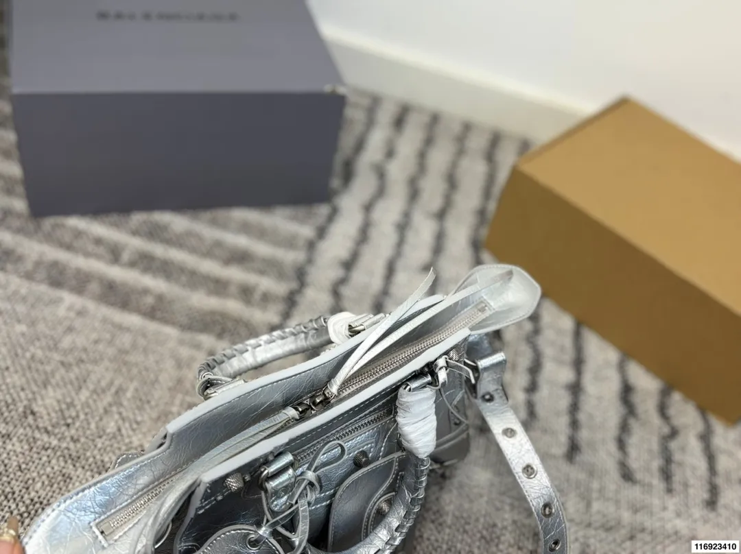 p260 配折叠盒 巴黎世家 Le cagole机车包 配件和爱心镜子很加分有点小亚和朋克的感觉 容量足够肩带可以调节长度当腋下包和斜挎包都很不错上身就是甜酷辣妹即视感 尺寸：26.18