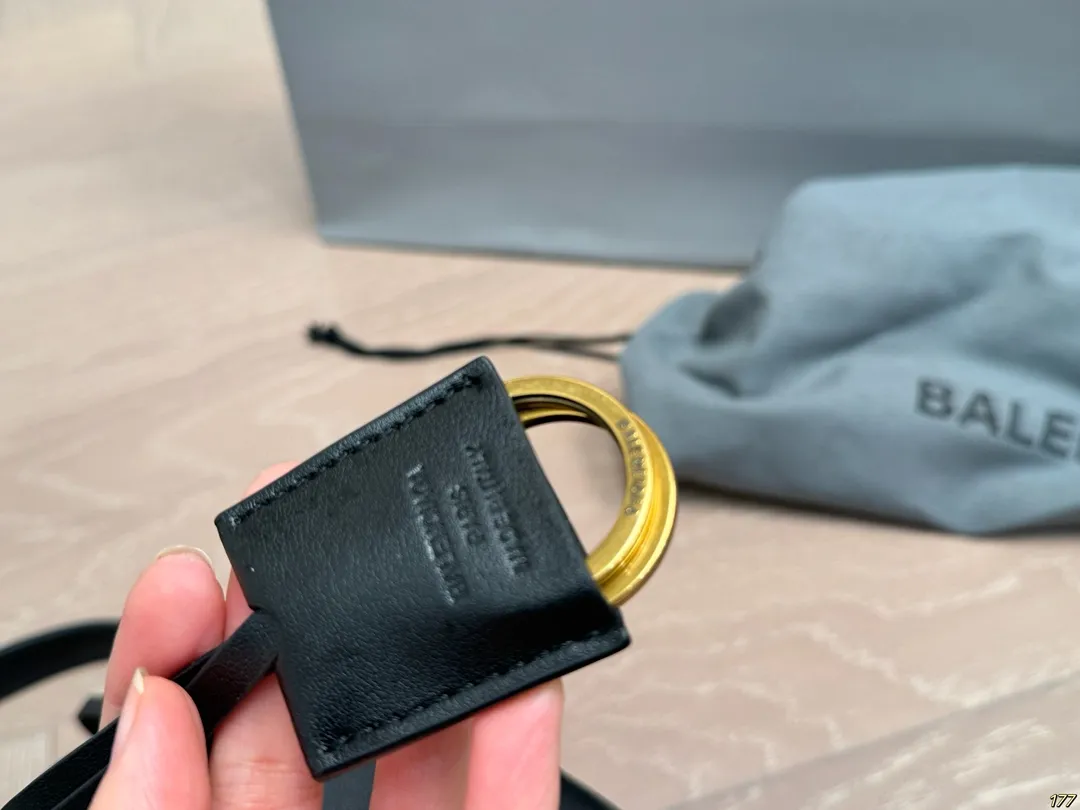 &yen;315/&yen;295/&yen;250飞机盒 Balenciaga巴黎世家新款 任何风格都可轻松驾驭 适合日常 旅游 出行 集美必备 尺寸：35 23/28 19/22 16