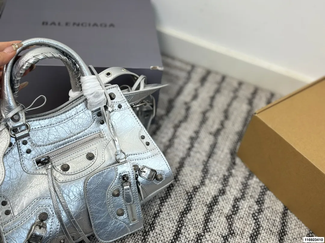 p260 配折叠盒 巴黎世家 Le cagole机车包 配件和爱心镜子很加分有点小亚和朋克的感觉 容量足够肩带可以调节长度当腋下包和斜挎包都很不错上身就是甜酷辣妹即视感 尺寸：26.18