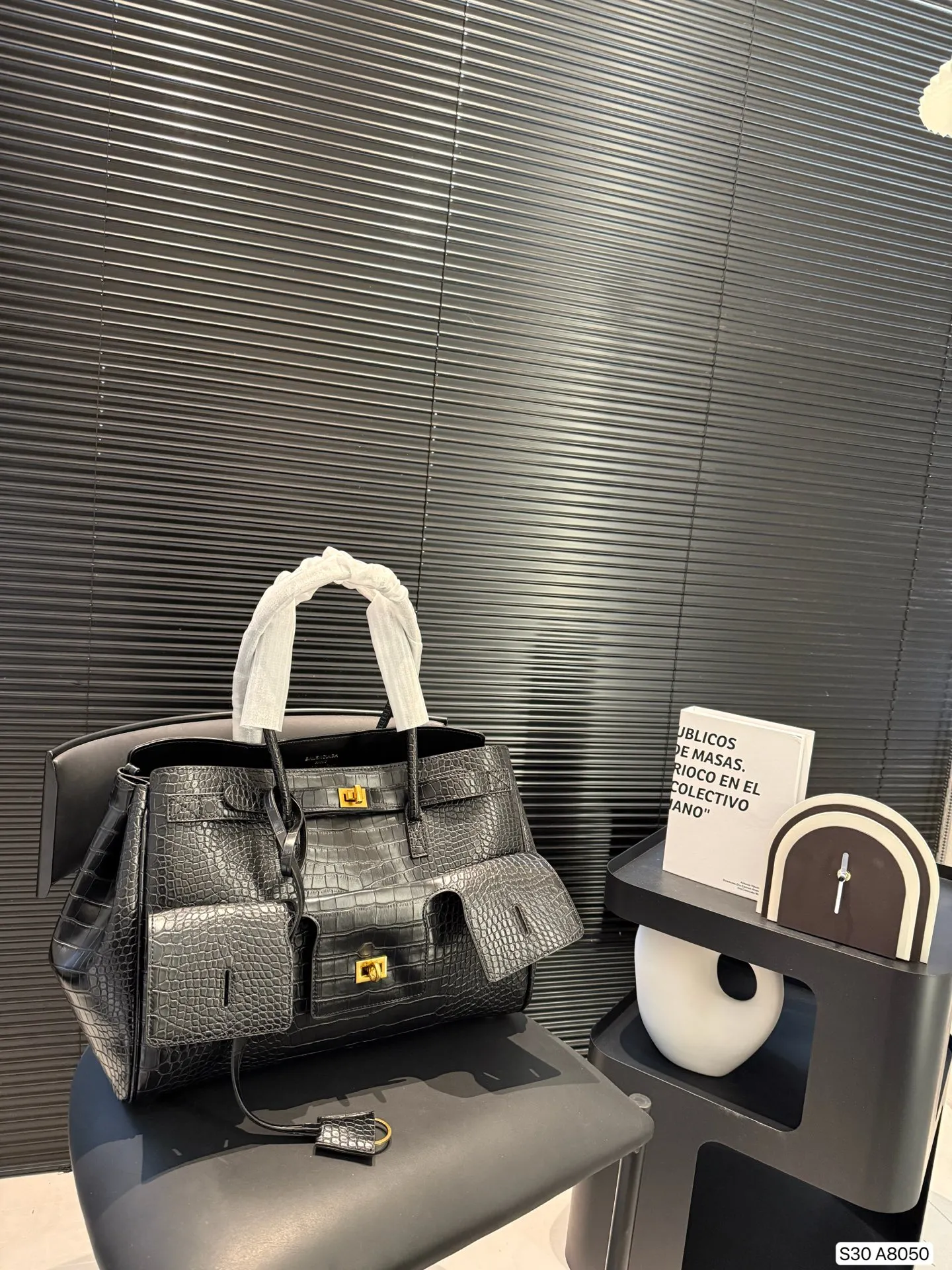 P200 巴黎世家新款RODEO大廓形包包 柔软的大廓形包包 上身慵懒感立刻get、 真的很喜欢又方便又酷的超实用大包! 尺寸38 28 货号A8050