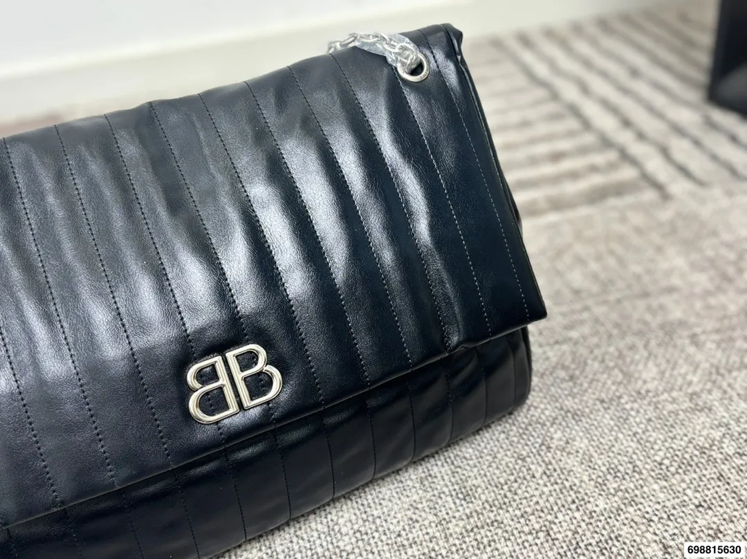 巴黎世家p180 超越妹妹这张脸真是无可挑剔 Litkovskaya外套搭配BALENCIAGA包和墨镜 整体大气时髦48.32