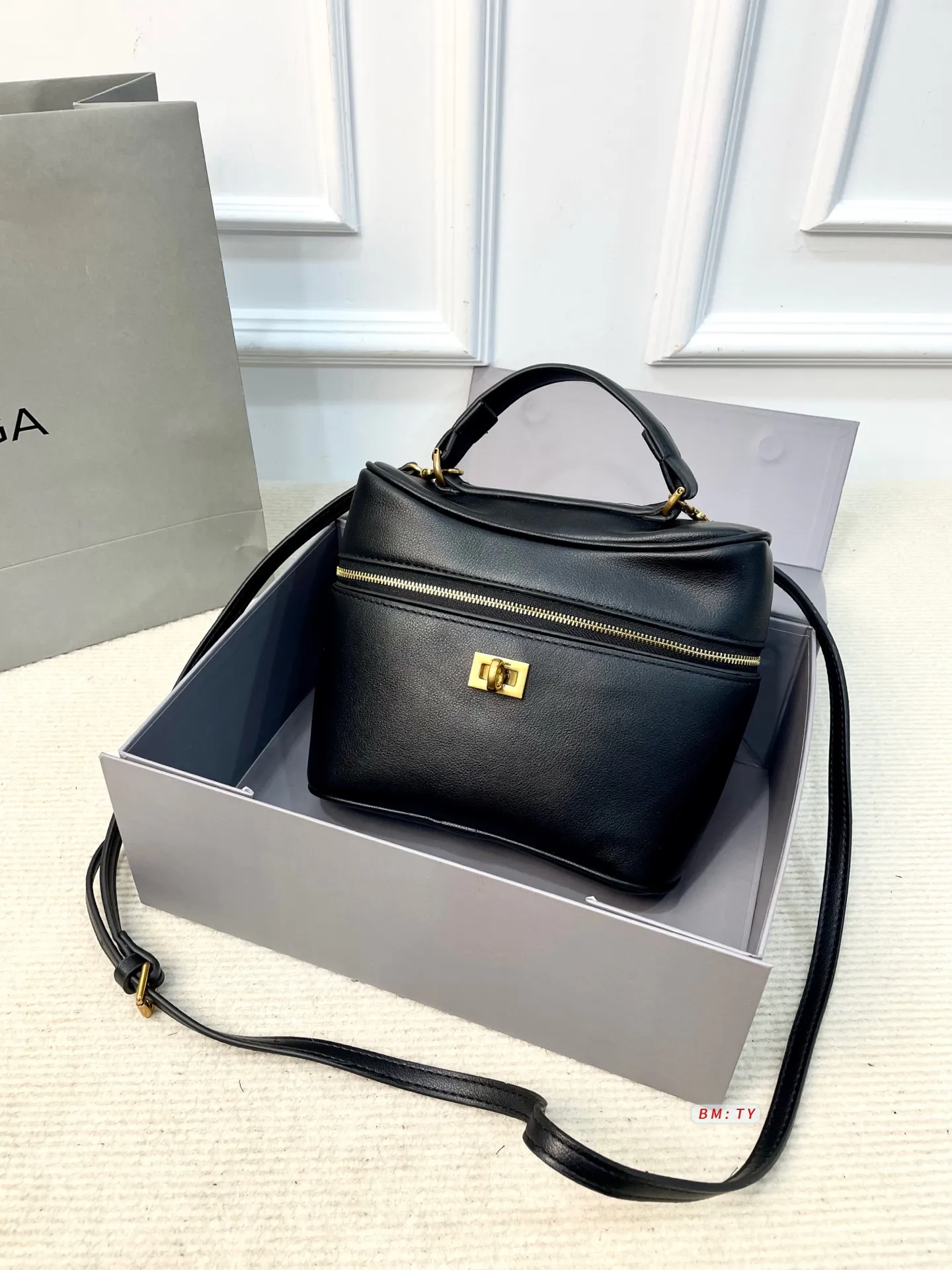 💰150 配折叠礼盒 巴黎世家2025秋冬Rodeo Vanity饭盒包,选用光滑皮革+金属Logo,低调又高级。包身线条简洁,顶部提手+可拆卸肩带,手提、斜挎、肩背都OK,背法超灵活!容量手机、钱包、口红轻松收纳,日常通勤休闲都能搭配。 尺寸:21*8*18.5