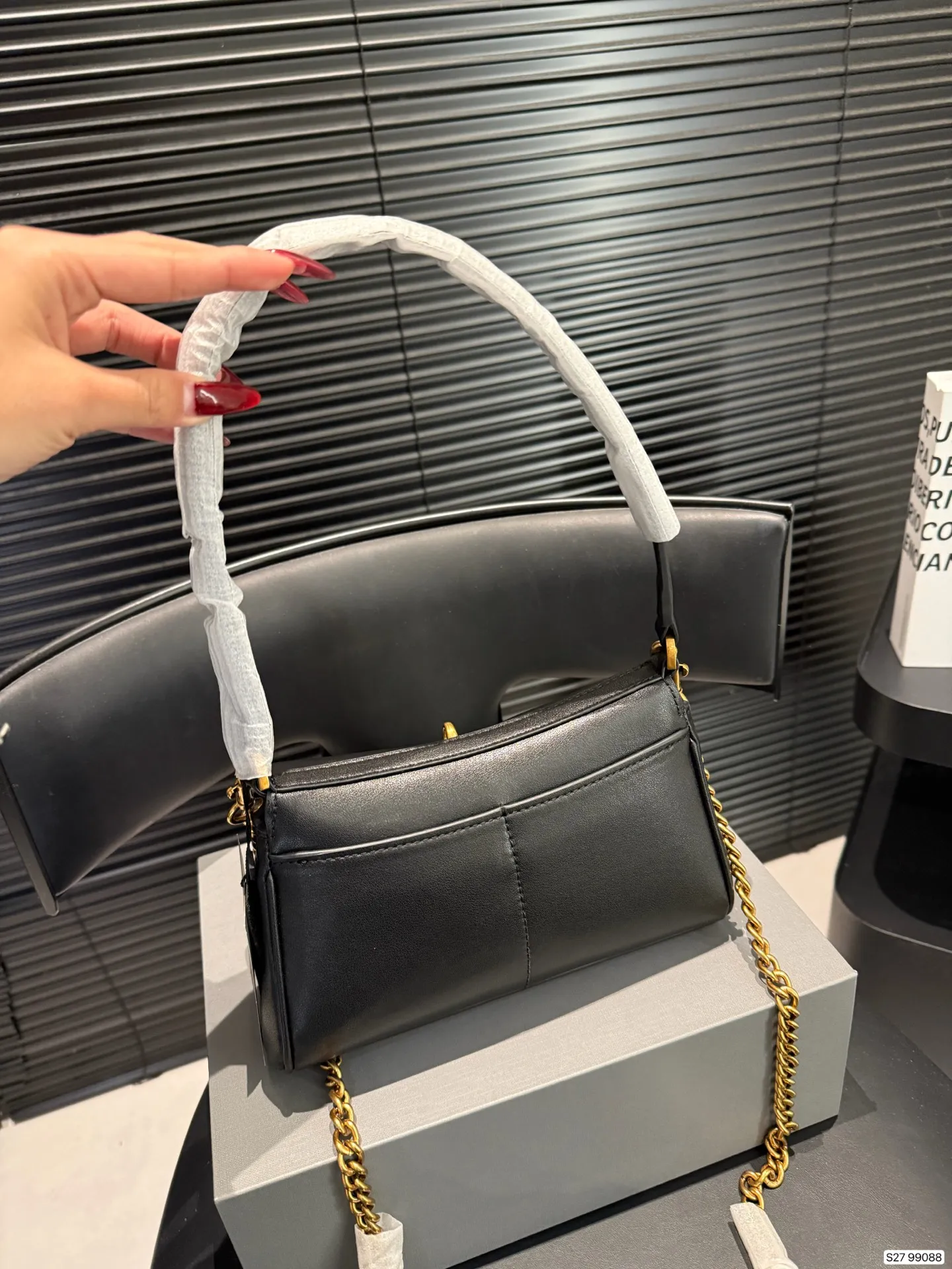 P185 配折叠盒 𝐁𝐚𝐥𝐞𝐧𝐜𝐢𝐚𝐠𝐚 𝐑𝐨𝐝𝐞𝐨 🖤🖤 巴黎世家 超火爆的Rodeo系列全新推出了Nano链条包⛓️可拆卸链条 一秒切换成超可爱的手拎包✌🏻 尺寸22 13 货号99088