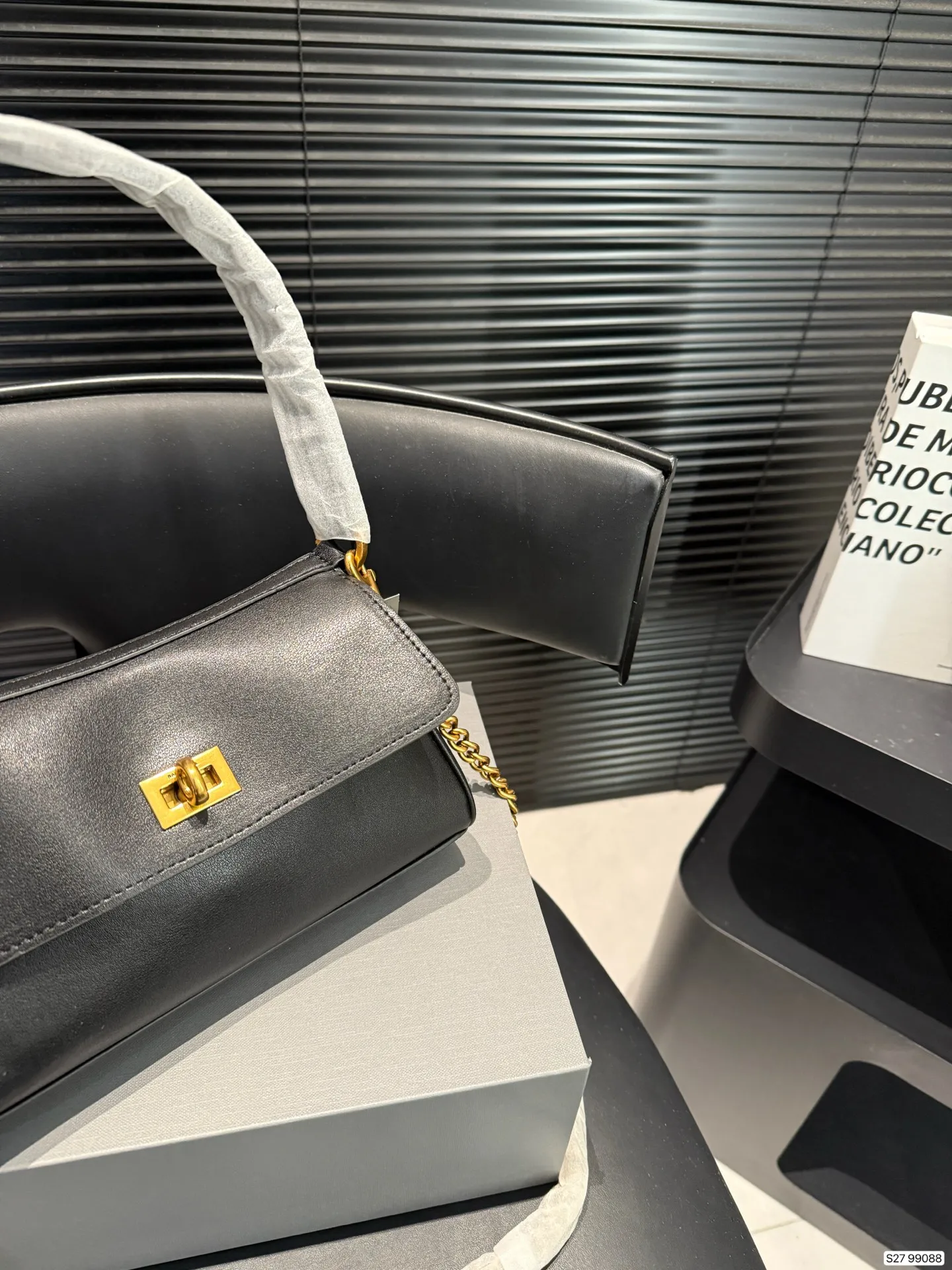 P185 配折叠盒 𝐁𝐚𝐥𝐞𝐧𝐜𝐢𝐚𝐠𝐚 𝐑𝐨𝐝𝐞𝐨 🖤🖤 巴黎世家 超火爆的Rodeo系列全新推出了Nano链条包⛓️可拆卸链条 一秒切换成超可爱的手拎包✌🏻 尺寸22 13 货号99088