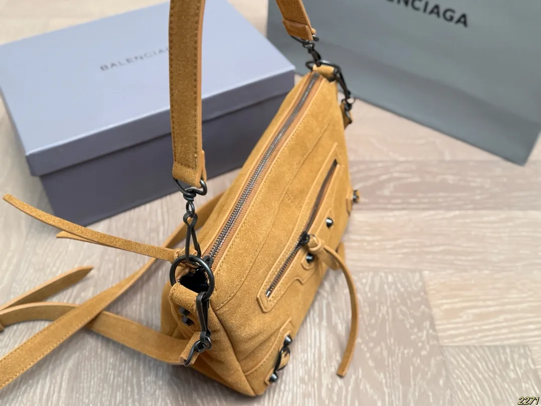 麂皮&yen;165配盒 Balenciaga 巴黎世家机车包 仙女的背包 完完全全 被迷上啦 仿佛进入仙境般 是每个可爱的小仙女必备 尺寸28 18
