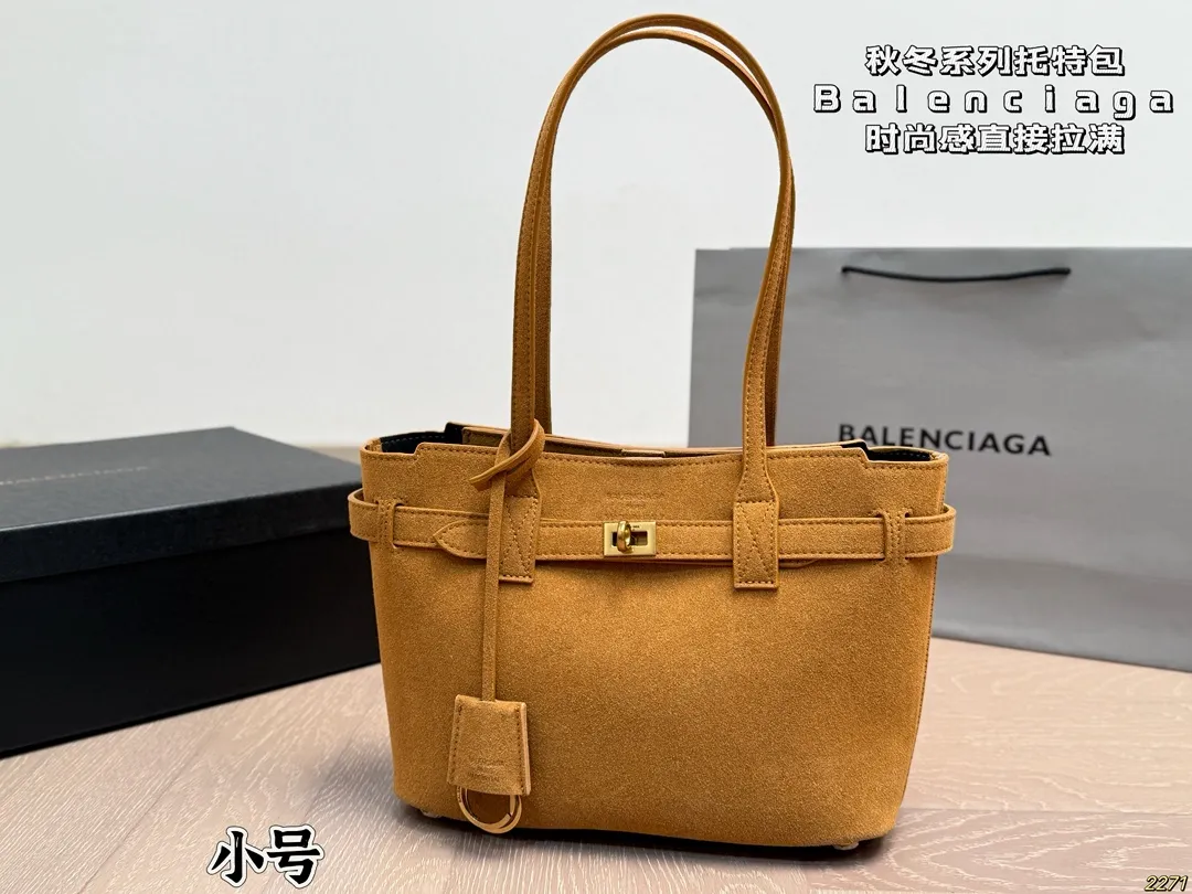 ¥175/¥165配盒 巴黎世家Balenciaga 新款出货啦!秋冬火爆款-日常搭配休闲风妥妥的,绝对吸人眼球不易撞包 。尺寸:33 26/27 20