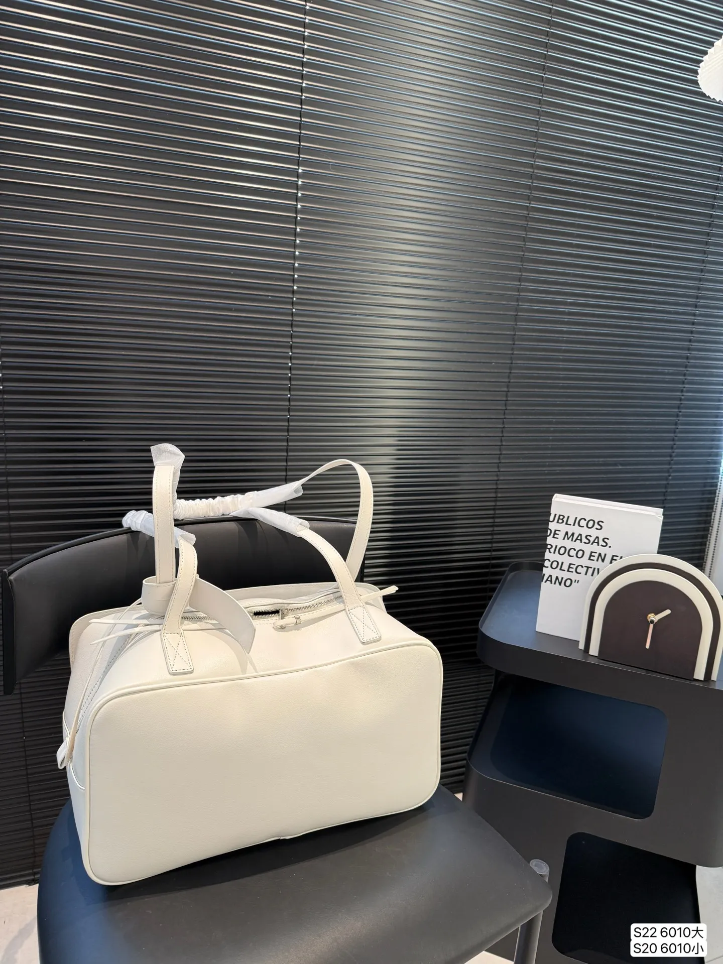 大号P160 小号P150 巴黎世家 腋下包 Carrie 上新:巴黎世家腋下包Carrie~ 新推出的保龄球系列真的鲨疯了!!独特弧形包身上身辨识度直接拉满 双提手设计超贴心上身优雅大方，亦可单肩背随性自在大小两个尺寸满足出行需求 尺寸：大37 20 小32 13 货号6010