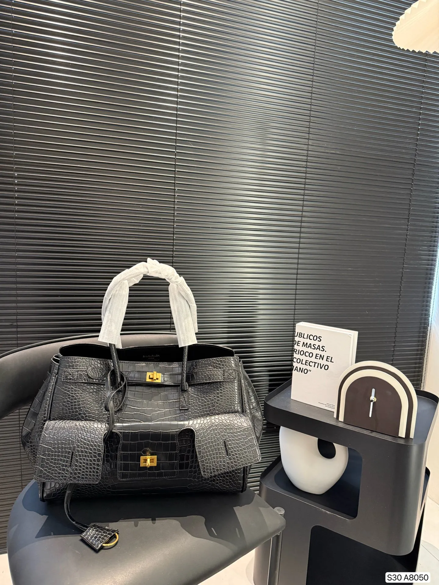 P200 巴黎世家新款RODEO大廓形包包 柔软的大廓形包包 上身慵懒感立刻get、 真的很喜欢又方便又酷的超实用大包! 尺寸38 28 货号A8050