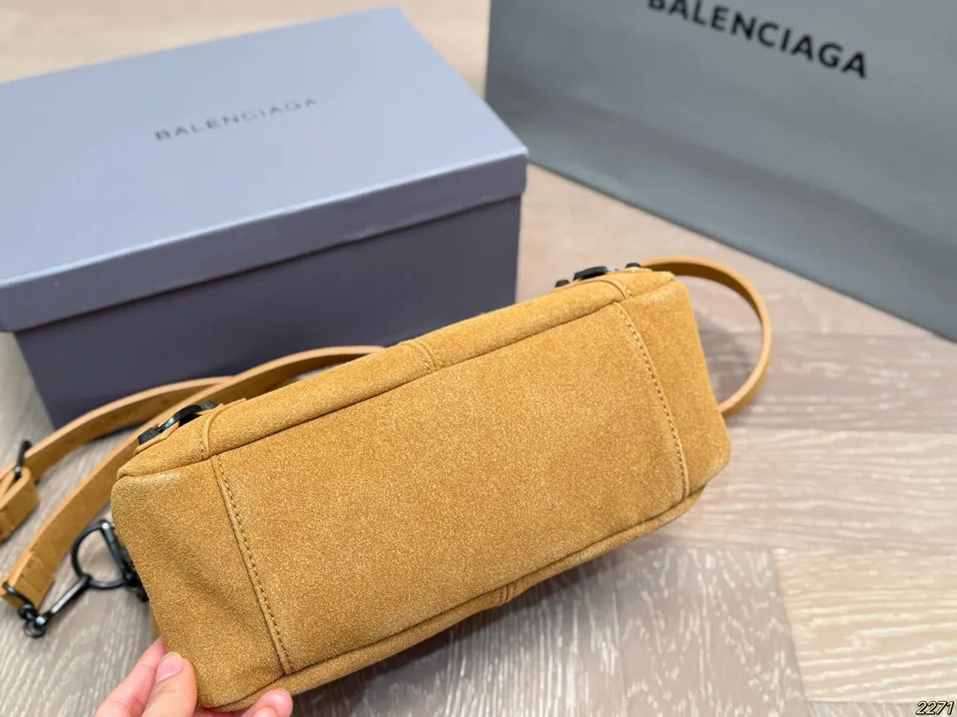 麂皮¥165配盒 Balenciaga 巴黎世家机车包 仙女的背包 完完全全 被迷上啦 仿佛进入仙境般 是每个可爱的小仙女必备 尺寸28 18