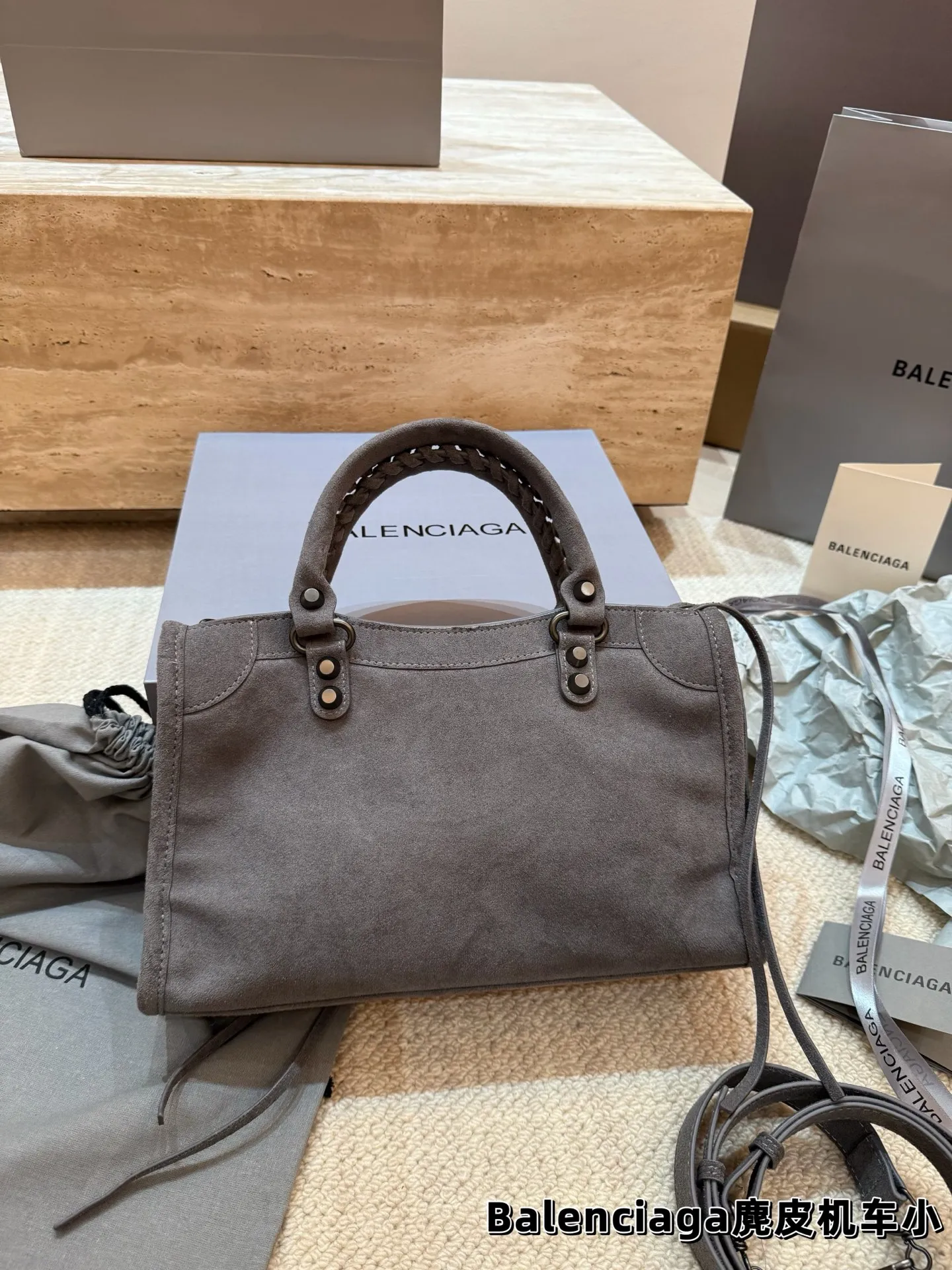 P235 P225 顶级原单 Balenciaga巴黎世家 麂皮机车包 -拥有立冬的第一只麂皮机车的快乐 这么帅谁能不爱呀[得意R] 粗犷硬朗的机车包型 加上拥有独一份质感的麂皮 拿捏时髦和氛围感就这么简单 尺寸大号37*23 小号30*19