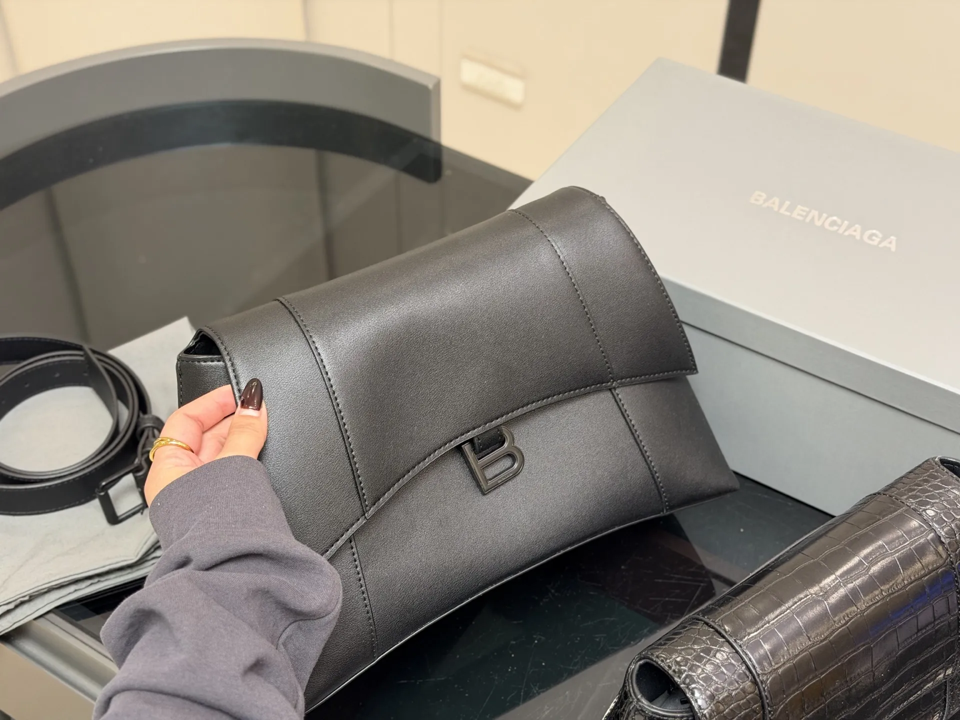 &yen;180 &yen;185 配盒！！ size：28cm 33cm Balenciaga down town 巴黎世家新款沙漏 异型包的设计又酷又高级 包身容量可观