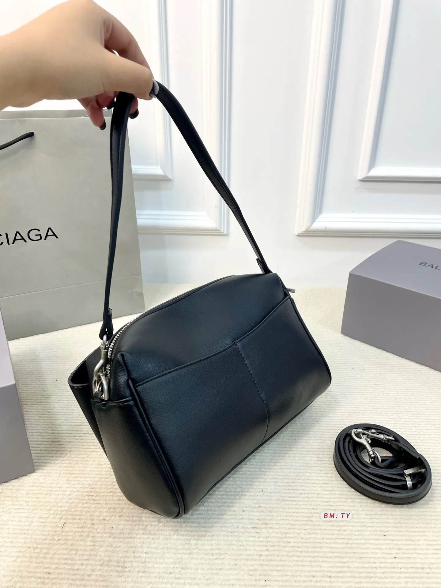 💰155 配折叠礼盒 巴黎世家Rodeo相机包,哑光质感+细腻褶纹,皮质柔软有韧性,越用越有光泽。简约包身配金属锁扣,细节精致,低调又高级!容量适中,手机、充电宝、笔记本都能装下,通勤休闲都OK。肩带可调节,手拎斜挎随心切换,实用又时髦。 尺寸:25*11*16