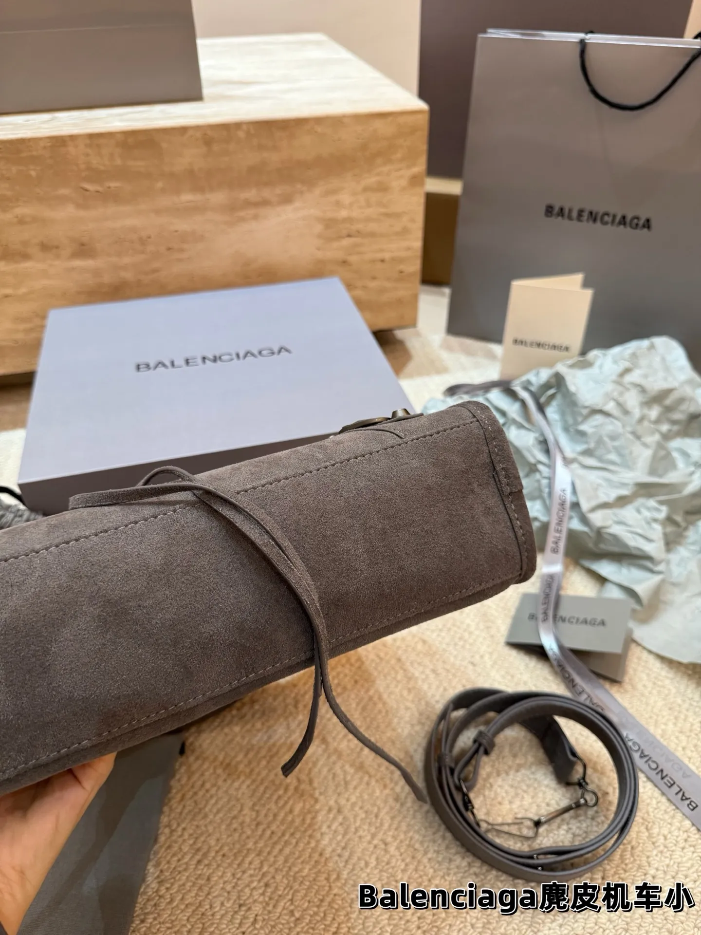P235 P225 顶级原单 Balenciaga巴黎世家 麂皮机车包 -拥有立冬的第一只麂皮机车的快乐 这么帅谁能不爱呀[得意R] 粗犷硬朗的机车包型 加上拥有独一份质感的麂皮 拿捏时髦和氛围感就这么简单 尺寸大号37*23 小号30*19