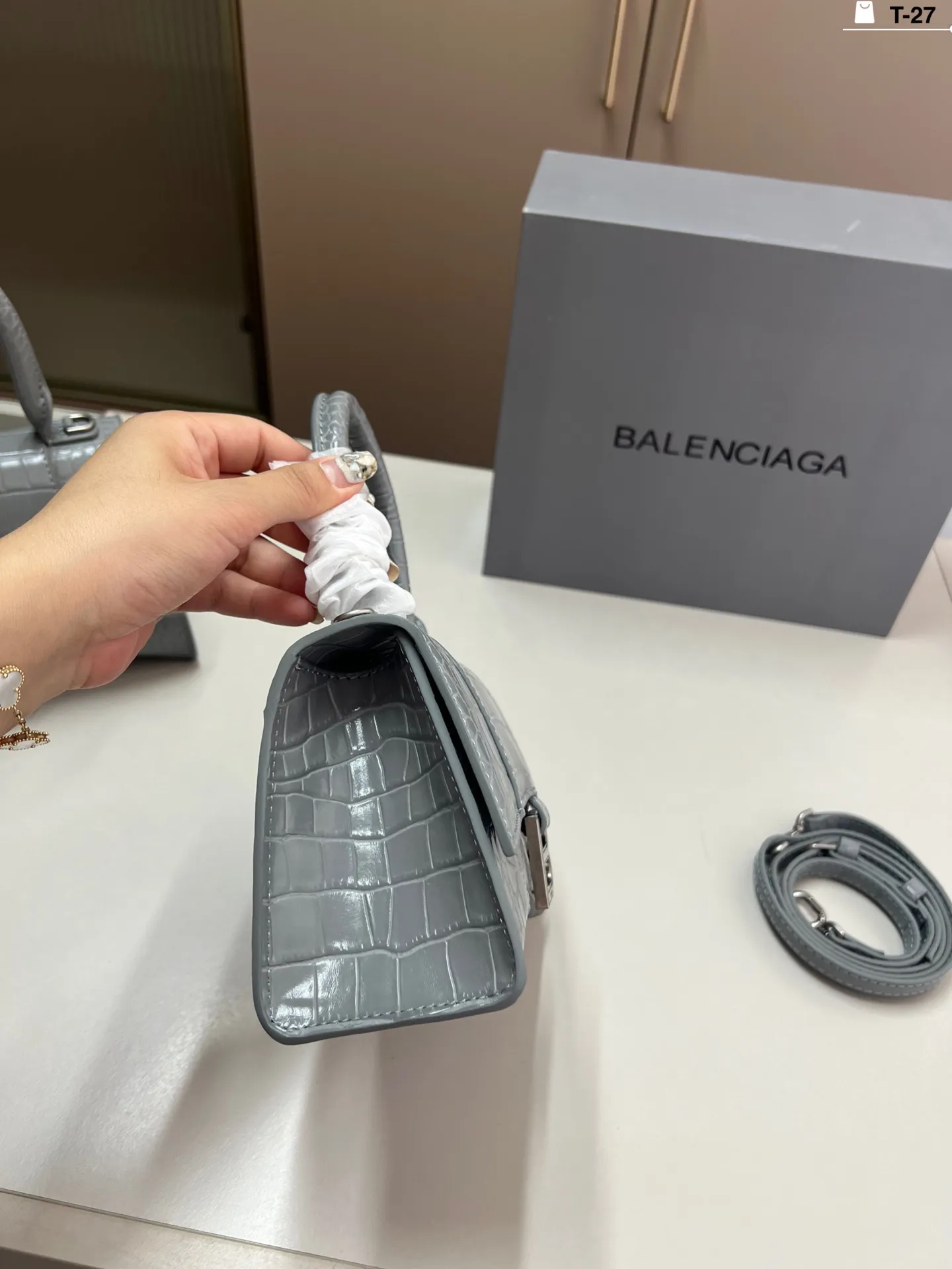 小💰p135 巴黎世家沙漏包(鳄鱼纹) 优雅 时尚 简单又大方 还带给你带来复古潮流的感觉 T-27尺寸19×9/22×10折叠盒