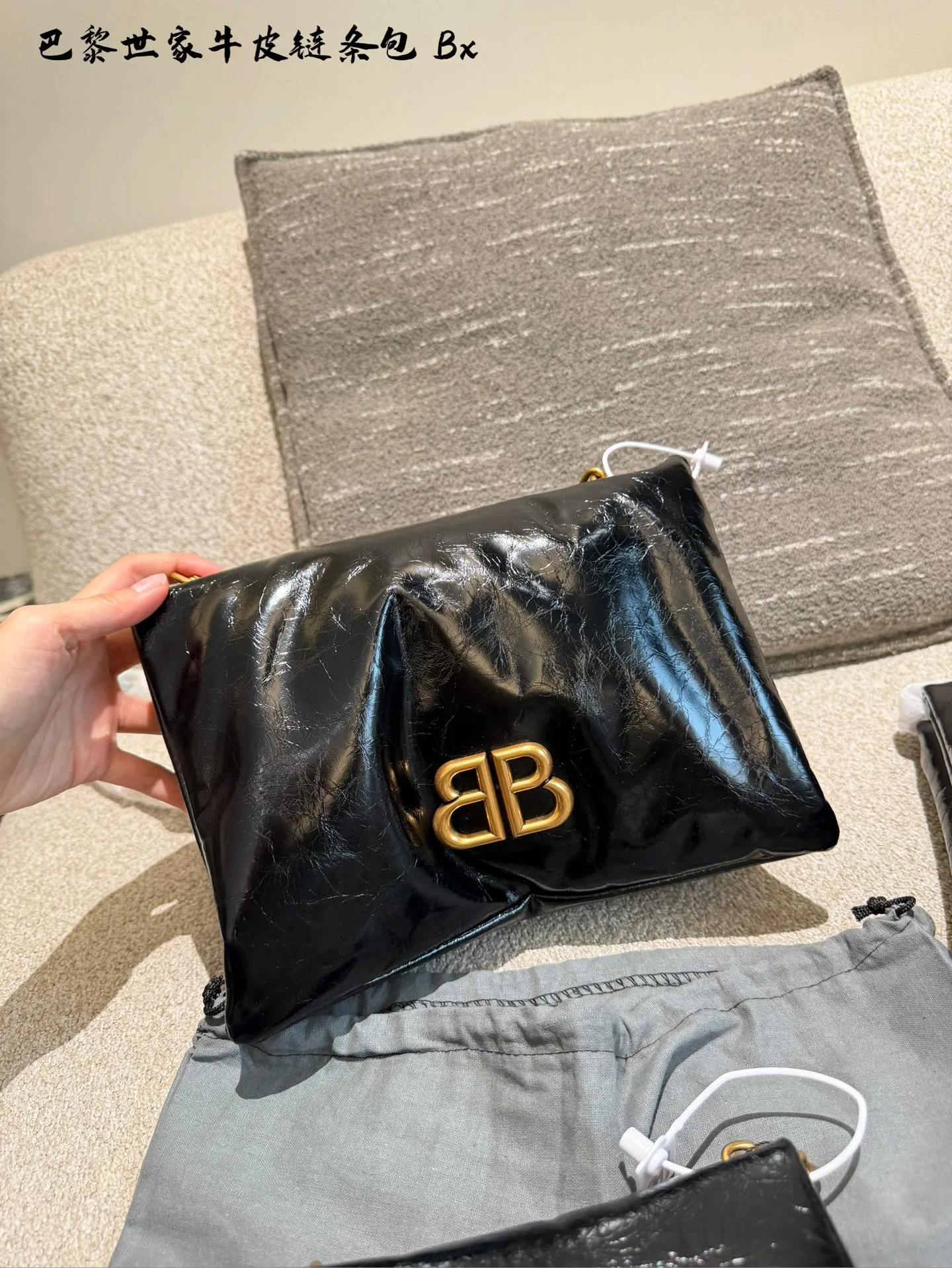 p150p175 巴黎世家新到美丽的小包包 巴黎世家monaco nano手袋 尺寸：长18cm，25cm &bull; 蓬松细纹羊皮革 &bull; Nano手袋 &bull; 链式肩带53.8厘米，把链条绑起来还可以当作手包哦🩵