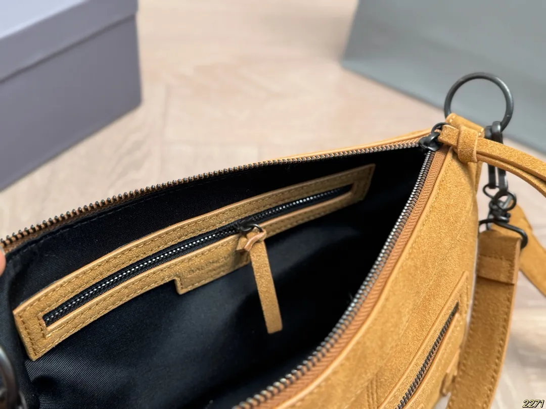 麂皮&yen;165配盒 Balenciaga 巴黎世家机车包 仙女的背包 完完全全 被迷上啦 仿佛进入仙境般 是每个可爱的小仙女必备 尺寸28 18