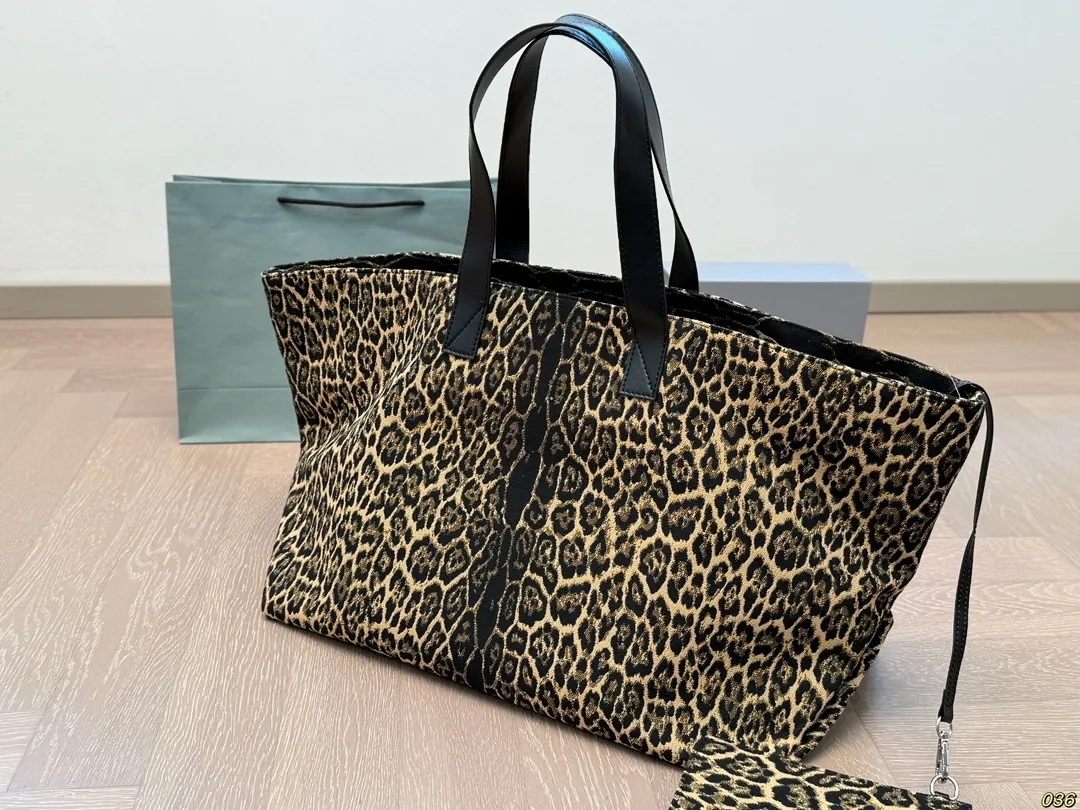 ¥170 巴黎世家 Balenciaga托特包 最新款帆布豹纹 豹纹一直是时尚圈的代名词 上身就是时髦精 容量很大 尺寸:底45高34