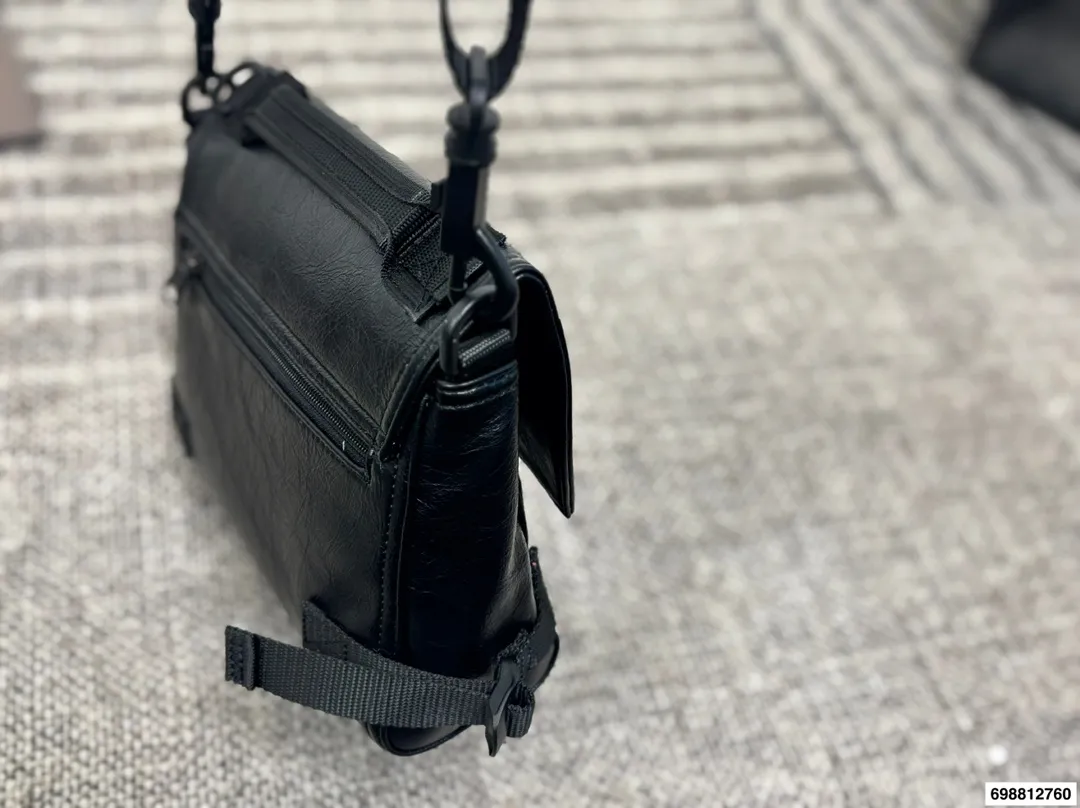 P190 巴黎世家邮差 还有这么机能风的Balenciaga邮差!!!! 实物巨巨巨好看!! 走在潮流第一线的俊男靓女们必须要拥有这只巴黎世家 尺寸：24 19