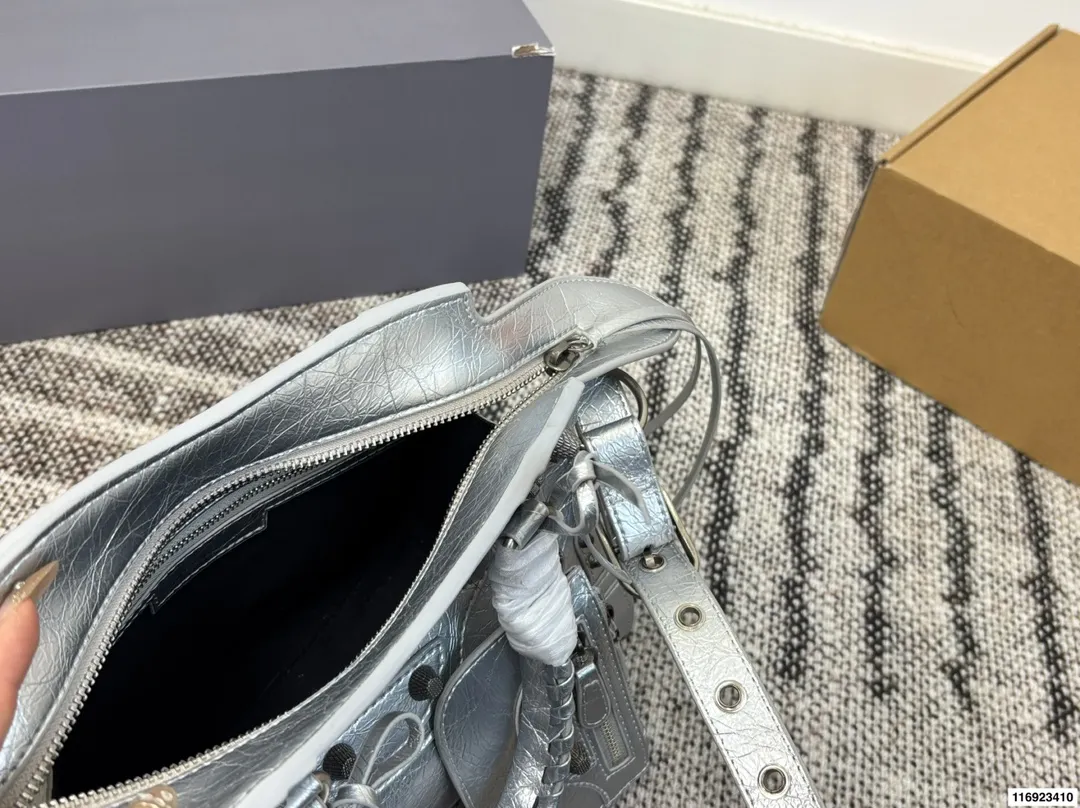 p260 配折叠盒 巴黎世家 Le cagole机车包 配件和爱心镜子很加分有点小亚和朋克的感觉 容量足够肩带可以调节长度当腋下包和斜挎包都很不错上身就是甜酷辣妹即视感 尺寸：26.18