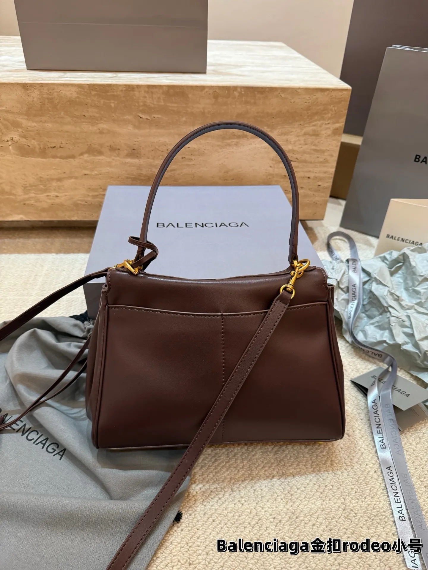 顶级原单 P240 巴黎世家 RODEO 托特包 矮个子也能驾驭的一款包包! 虽说是有两个扣子 建议老婆们扣在里面 前面可以拉拢下来更有设计感 更独特 和秋冬季的衣服超好搭!超米超喜欢💕 尺寸小号28.20