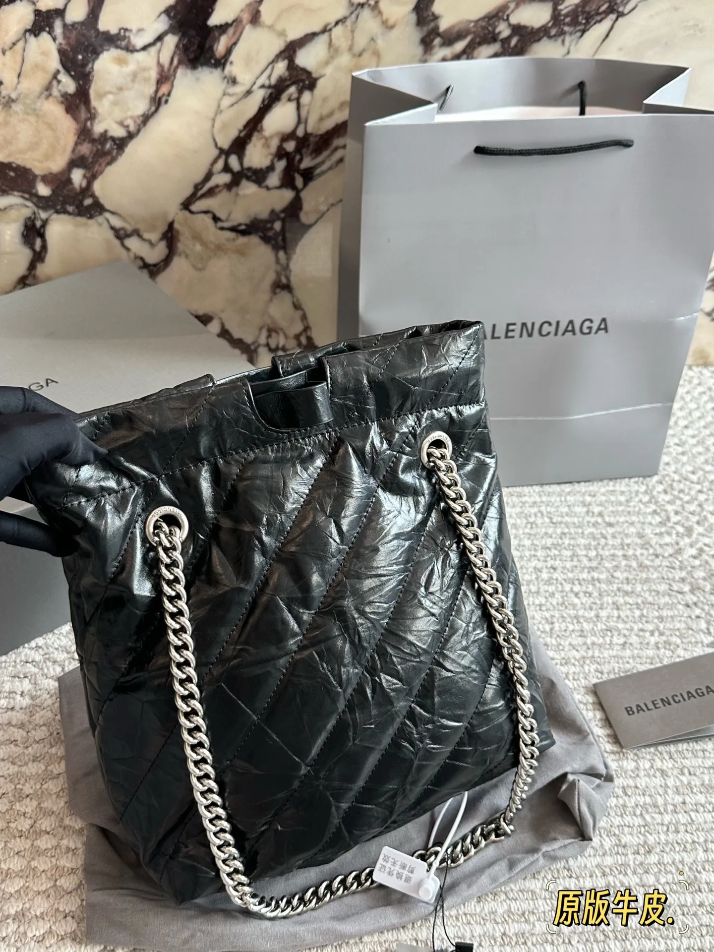 💰230 配盒牛皮 size：25*28cm 巴黎世家新款包包 垃圾袋原来这么好看!！ crush tote 真的太高级了吧! 大小刚好很能装，自重轻，链条可调节随心所欲的高级感满满!