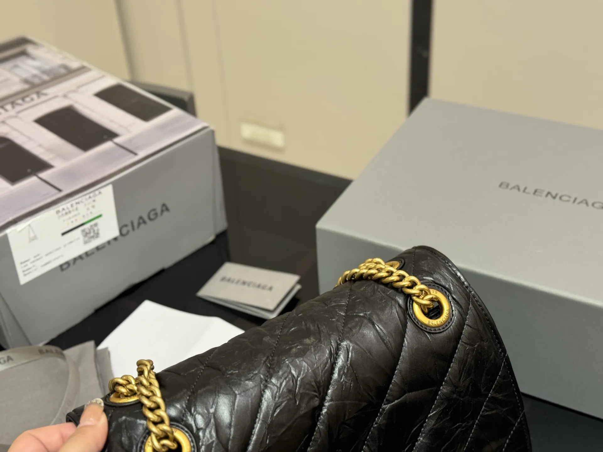 ¥190 ¥240 配盒牛皮 size:25*16cm 31*19cm crush直击我的心 巴黎世家新款包包 crush真的太高级了吧! 材质摸起来超级舒服~ 软fufu的颜值很高!