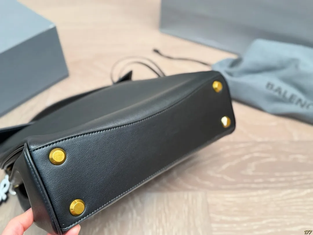 &yen;315/&yen;295/&yen;250飞机盒 Balenciaga巴黎世家新款 任何风格都可轻松驾驭 适合日常 旅游 出行 集美必备 尺寸：35 23/28 19/22 16