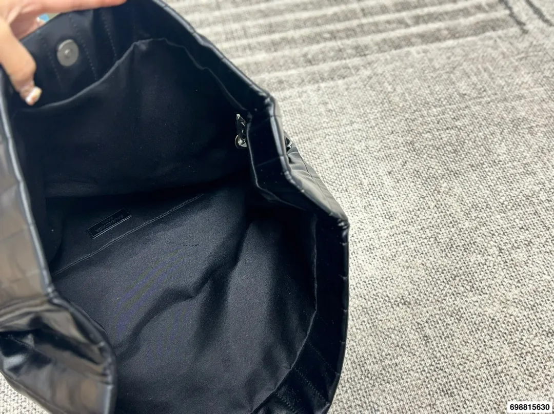 巴黎世家p180 超越妹妹这张脸真是无可挑剔 Litkovskaya外套搭配BALENCIAGA包和墨镜 整体大气时髦48.32