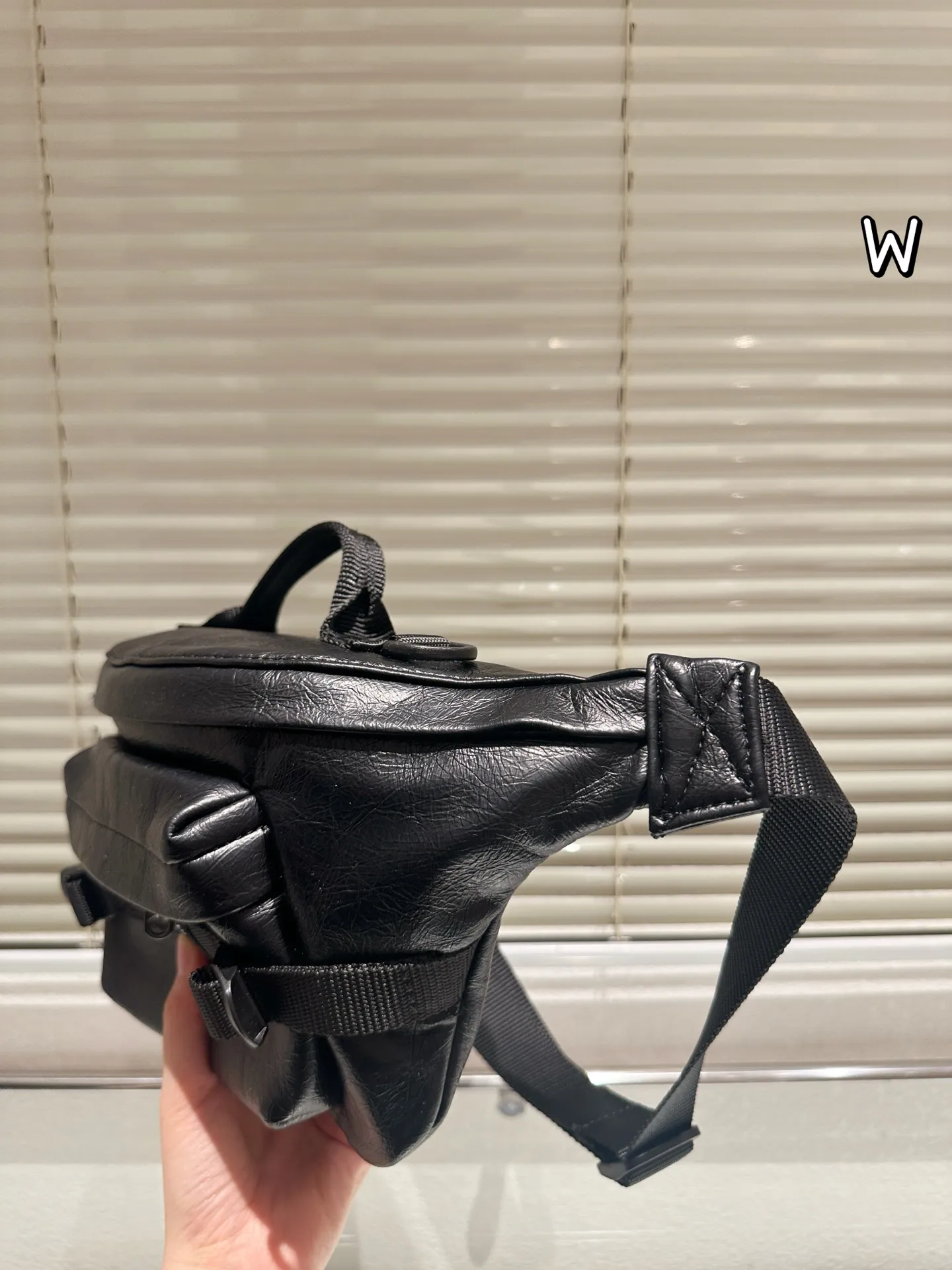 P140 巴黎世家 ARMY 系列腰包 &bull;巴黎世家ARMY系列腰包，黑色小羊皮材质，手感细腻又耐用，机能风设计超有型！拉链+多口袋，收纳超方便，通勤、户外都能用林。肩带可调节， 腰包斜挎随心切换，百搭又实用。ARMY系列硬朗风格，潮流爱好者必入，搭配简约或机能风穿搭都很出彩 26x21x9cm约 26x21x9cm，