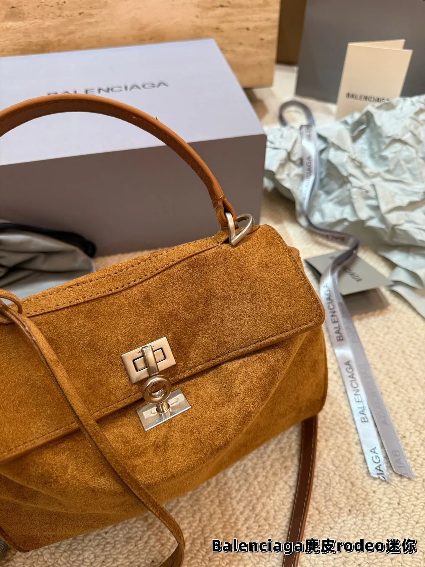 顶级原单 P245 P235 P230 巴黎世家 麂皮RODEO 托特包（银扣） 矮个子也能驾驭的一款包包！ 虽说是有两个扣子 建议老婆们扣在里面 前面可以拉拢下来更有设计感 更独特 和秋冬季的衣服超好搭！超米超喜欢💕 尺寸中号35.23 小号28.20 迷你22.17