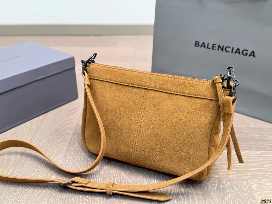 麂皮&yen;165配盒 Balenciaga 巴黎世家机车包 仙女的背包 完完全全 被迷上啦 仿佛进入仙境般 是每个可爱的小仙女必备 尺寸28 18