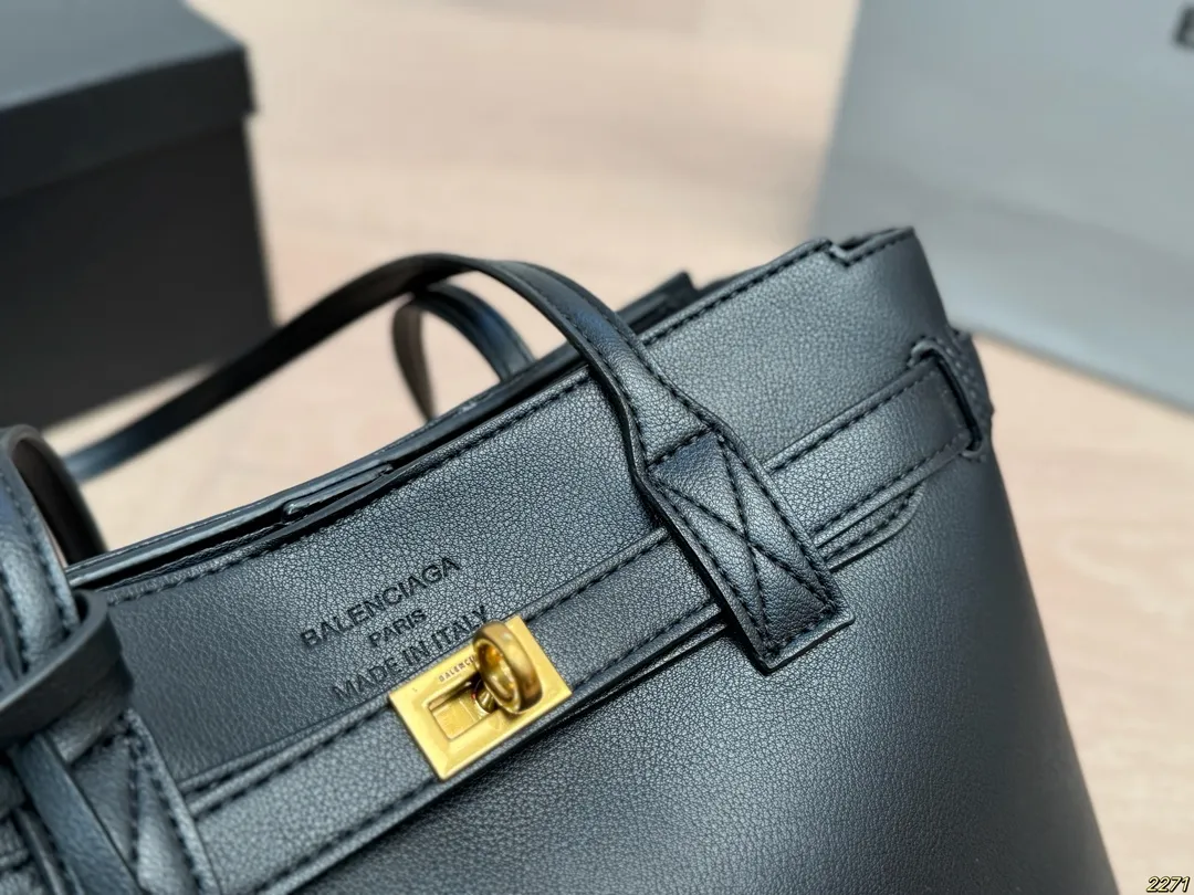 ¥160/¥150配盒 巴黎世家Balenciaga 新款出货啦!秋冬火爆款-日常搭配休闲风妥妥的,绝对吸人眼球不易撞包 。尺寸:33 26/27 20
