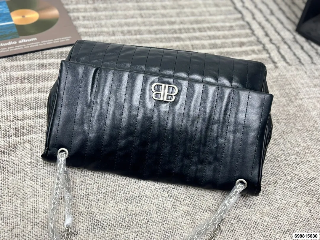 巴黎世家p180 超越妹妹这张脸真是无可挑剔 Litkovskaya外套搭配BALENCIAGA包和墨镜 整体大气时髦48.32