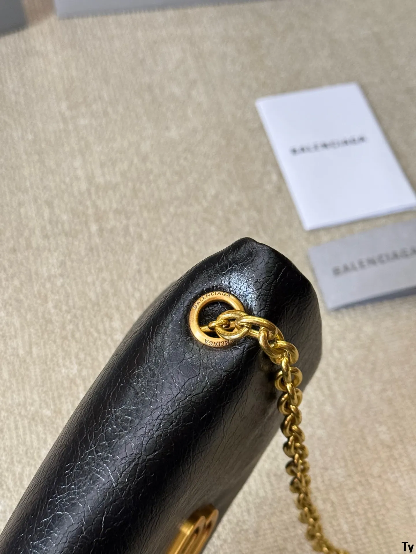 p135 巴黎 世家机车包 Balenciaga crush tote 别看mini小小的,这包可是很能装的呢大纸巾、皮包、粉饼、口红、车钥匙I、充电宝统统都放的进可以斜背、侧背、手提V 手提比较多拿上它你就是最潮流妞 尺寸24 16cm