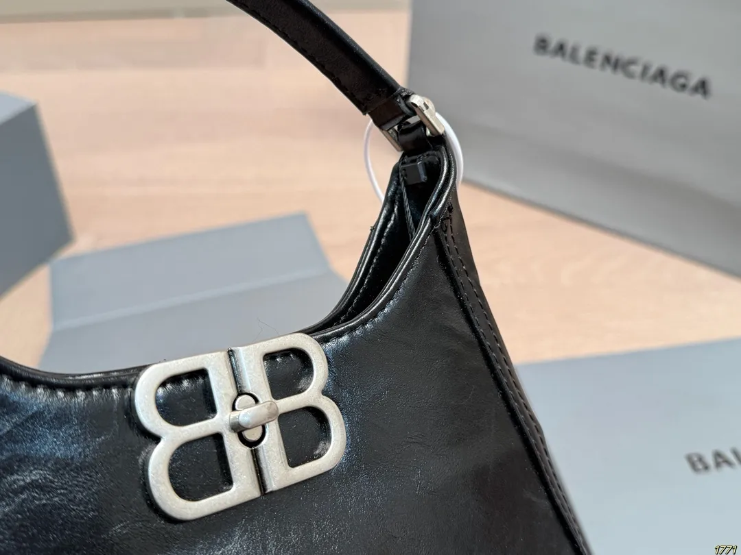 &yen;180飞机盒 Balenciaga 巴黎世家新款 任何风格都可轻松驾驭 适合日常 旅游 出行 集美必备 尺寸20 16