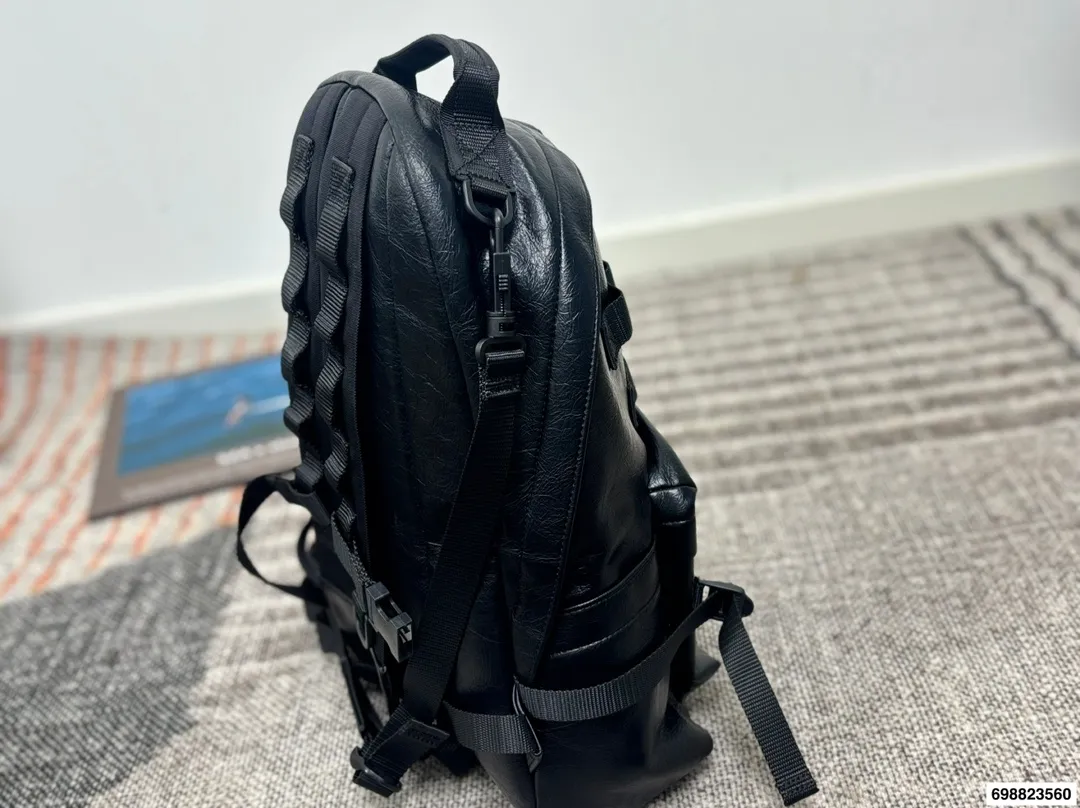 P270⚠️尺寸28.43 巴黎世家 牛仔双肩包 泰酷辣~ 凹照型神器 潮男必备 气质UP UP UP!!!